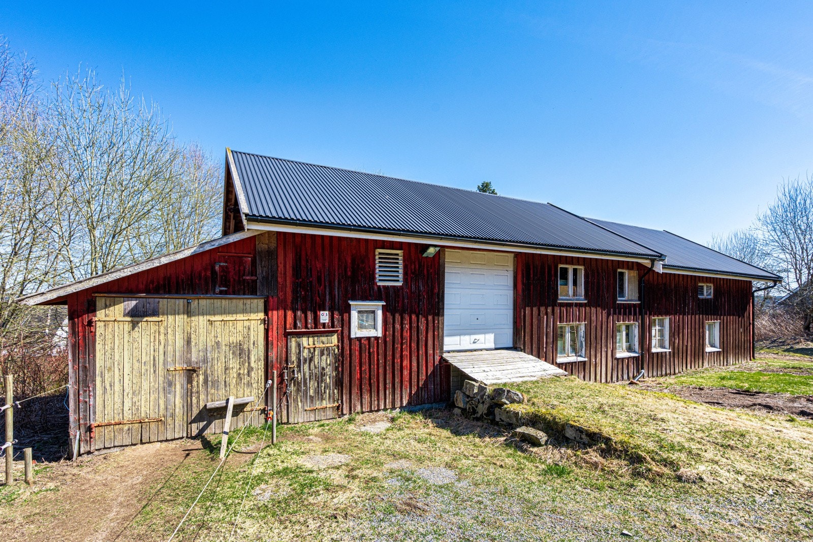 Låven har stall med to stallbokser, garasje og verksted/maskinrom. Galleribilde