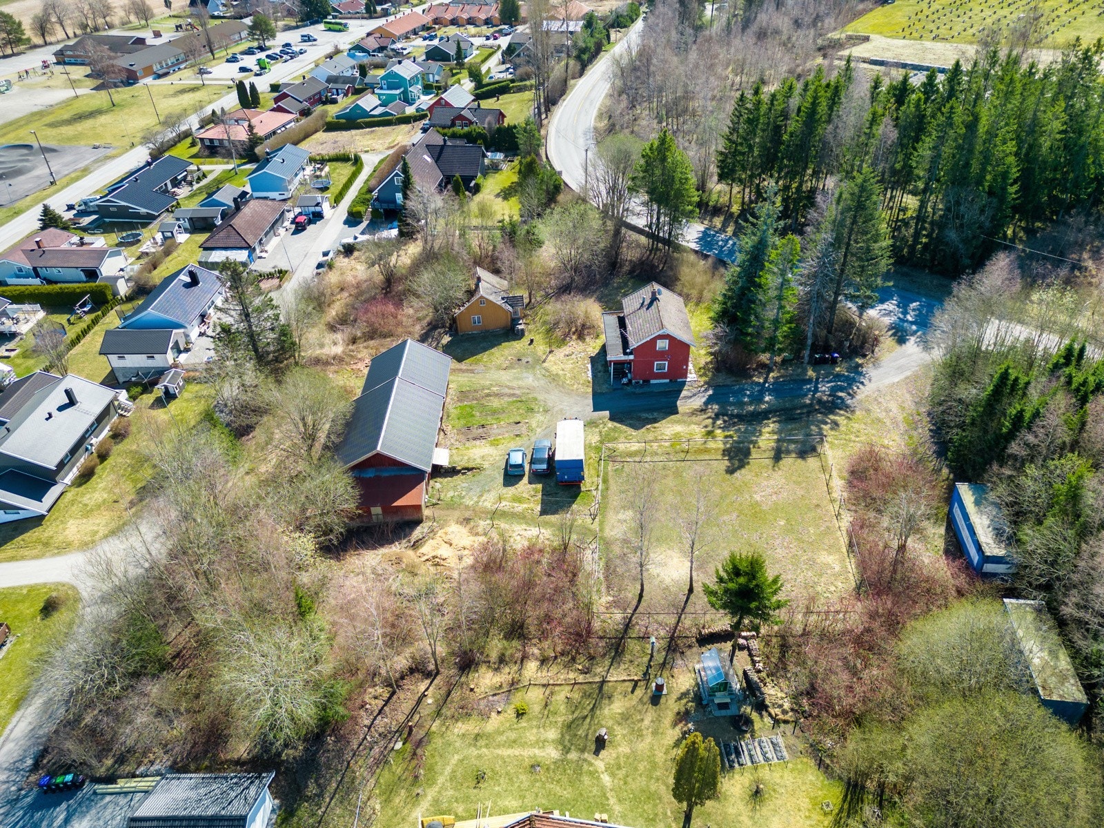 Eiendommen er bebygd med våningshus, låve og "gamlestua". Galleribilde