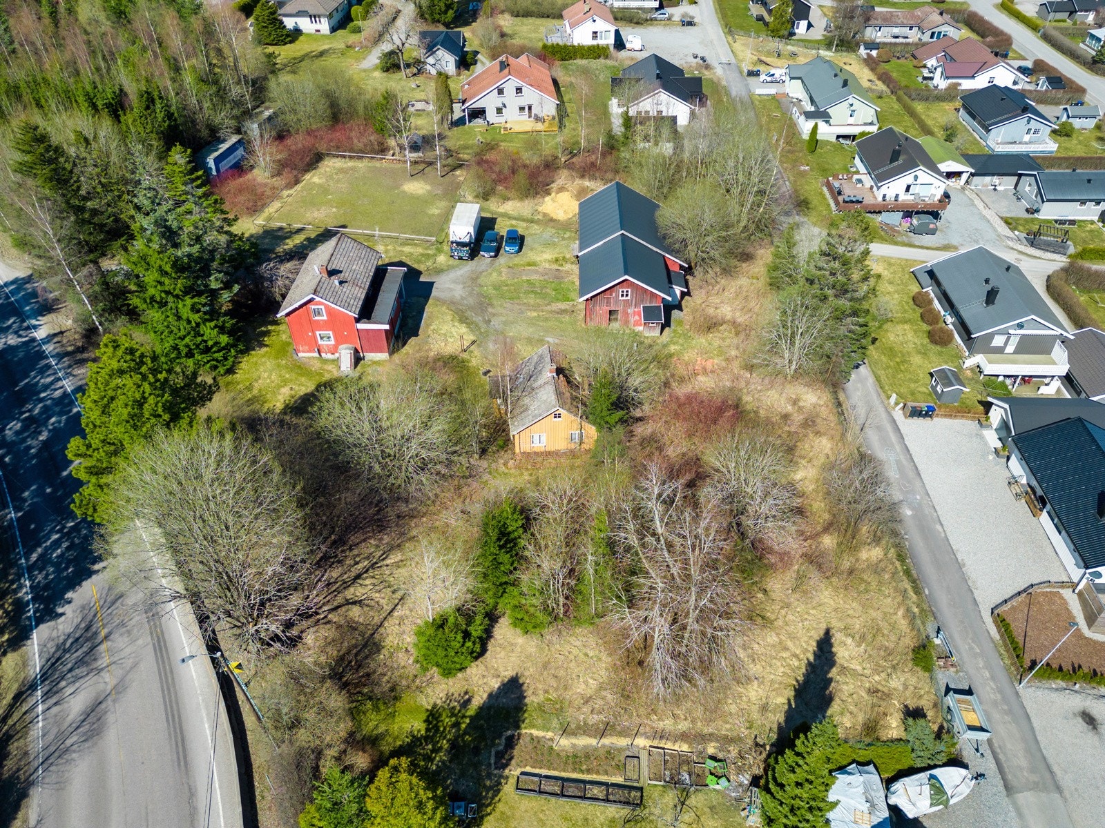 Dronefoto. Ca. 5 mål av tomten er regulert til bolig og det er antatt utviklingsmuligheter. Galleribilde