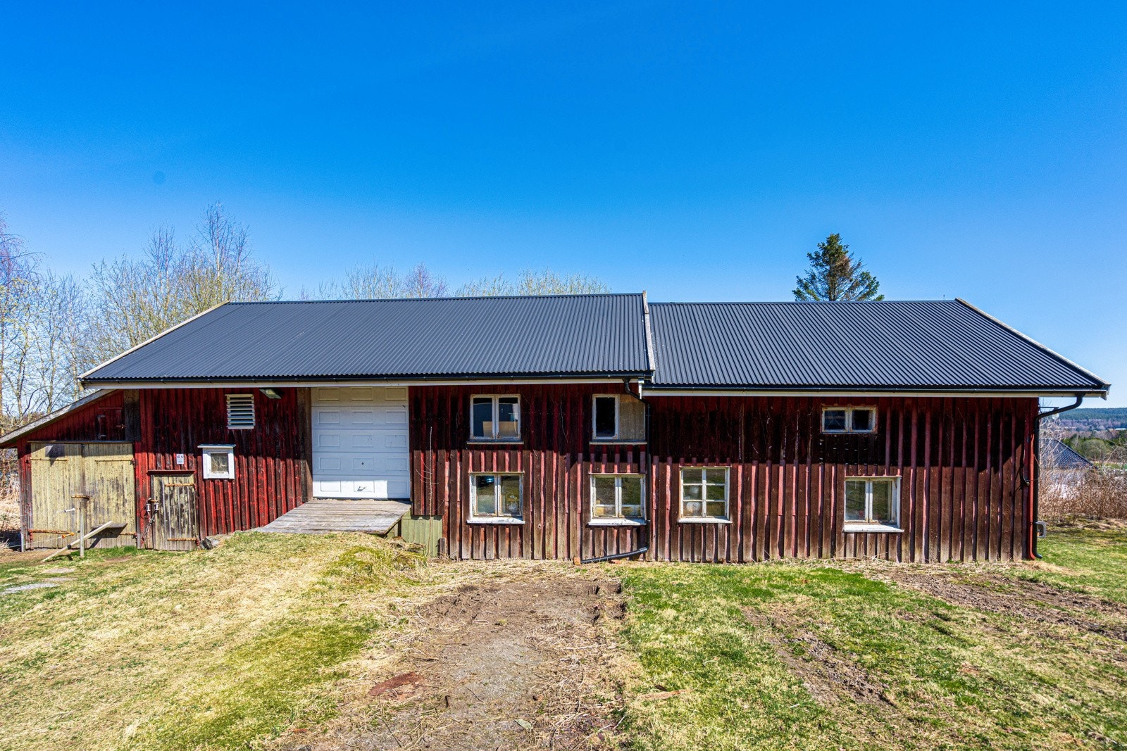 Eier opplyser om etablering av stall og ny taktekking i 2010-2011. Galleribilde