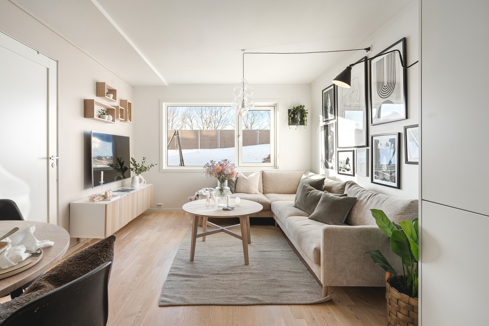 Naturlige soner for innredning av sofagruppe med TV. Vinduer på sofa og soverom mot vest har utvendige solskjerming. Galleribilde