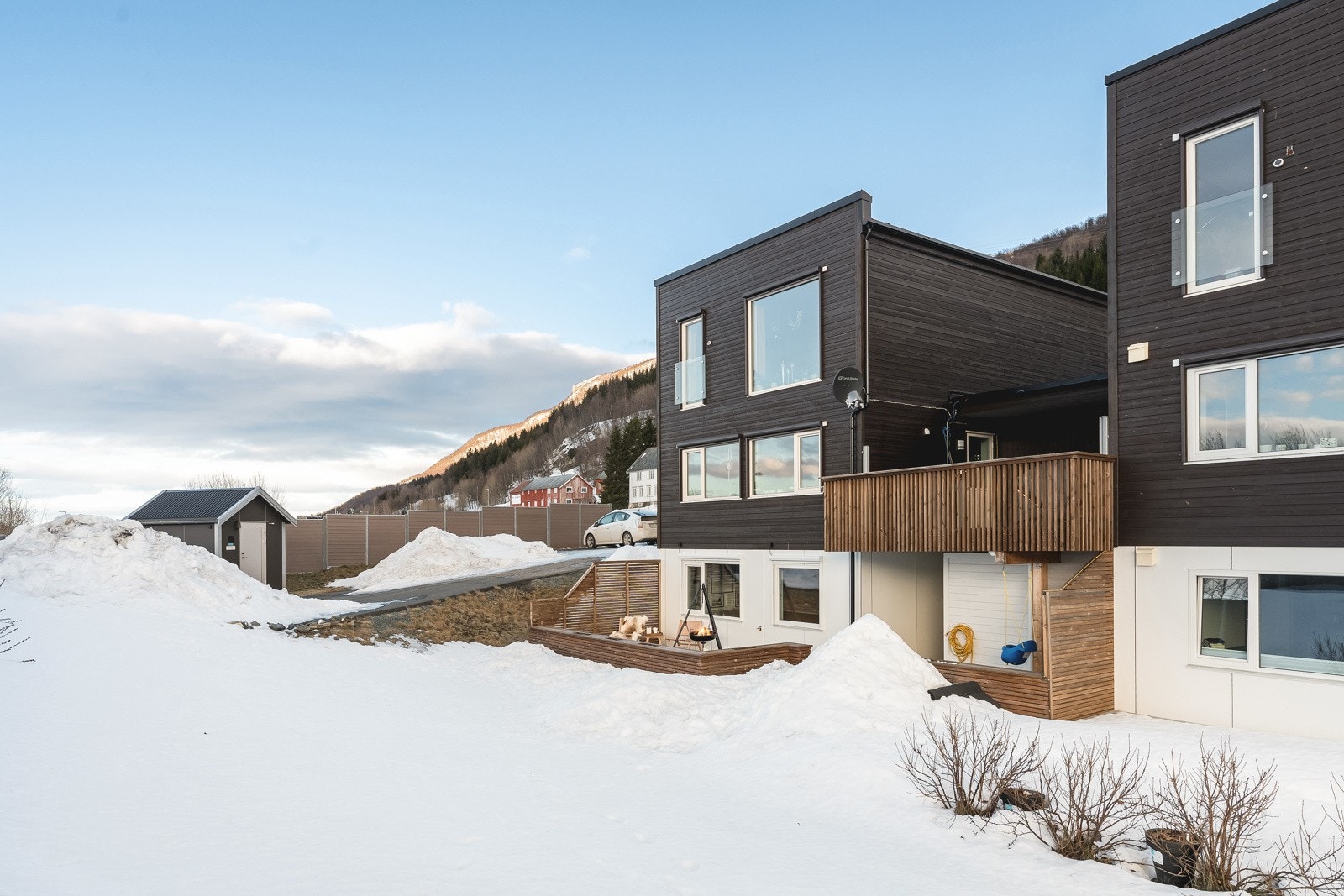 Leiligheten ligger helt på enden, skjermet for innsyn og med herlige uteområder like utenfor døra. Galleribilde