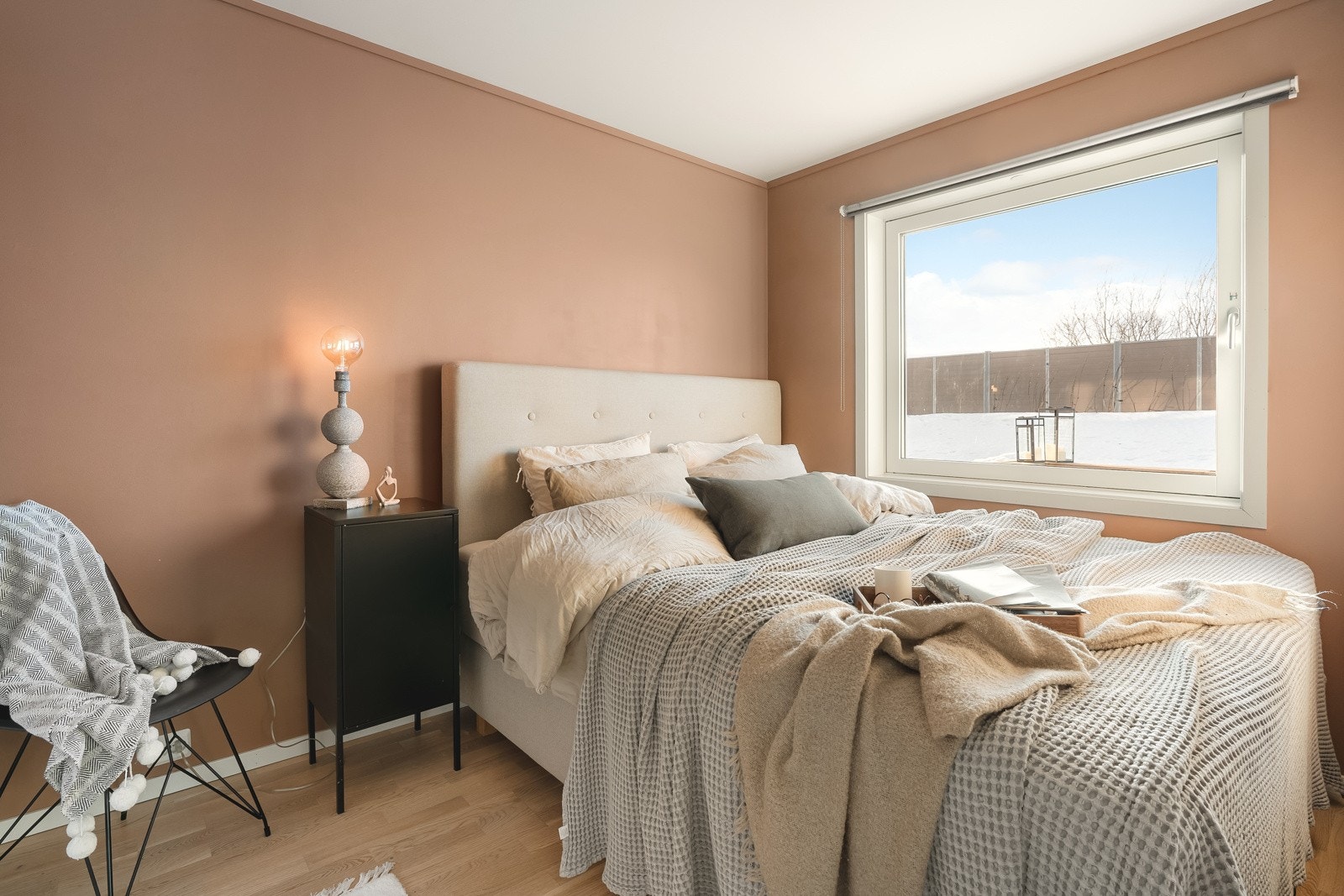 Det første soverommet har god plass for dobbeltseng med tilhørende nattbord. Galleribilde