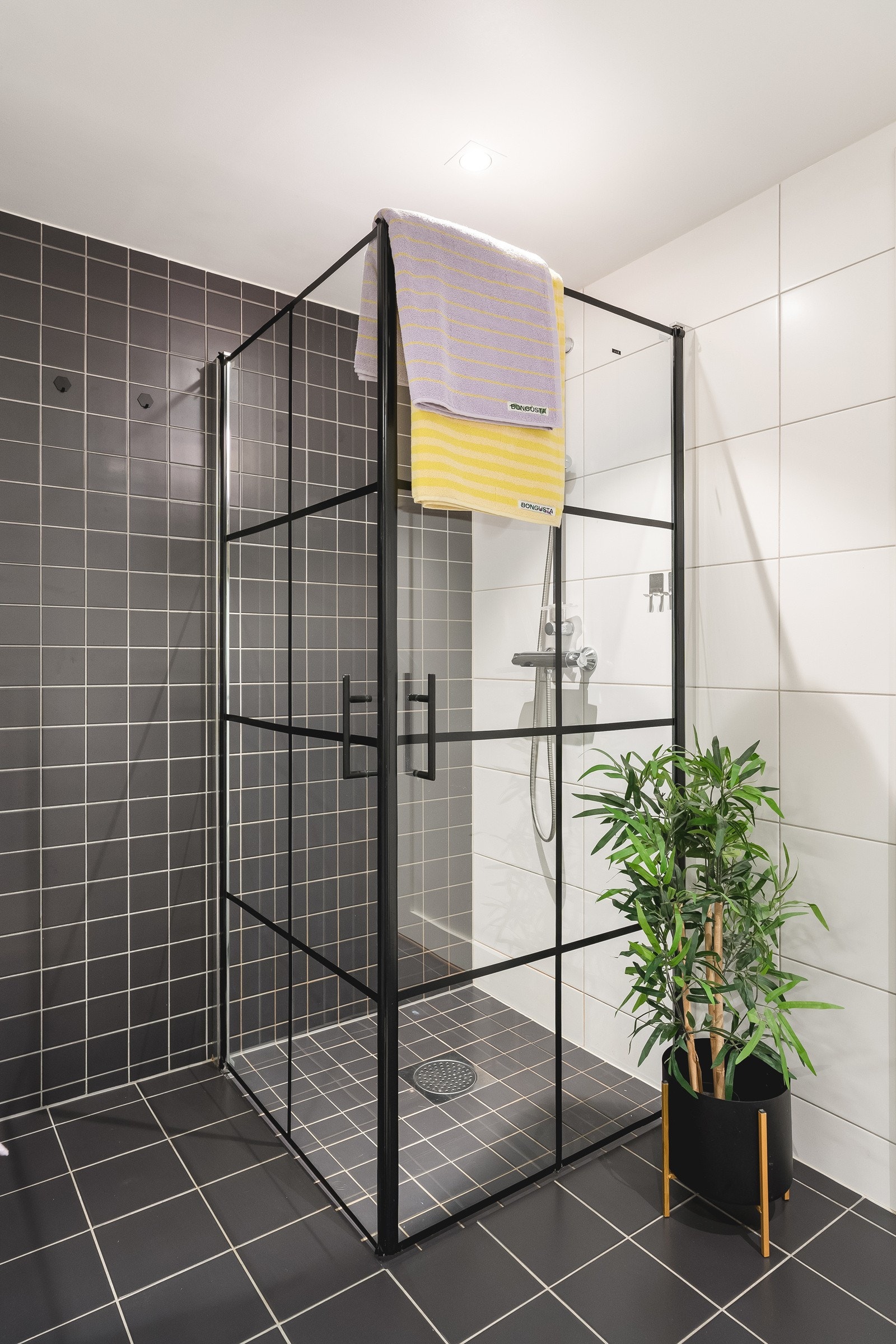 Stort dusjhjørne med innfellbare glassdører. Galleribilde