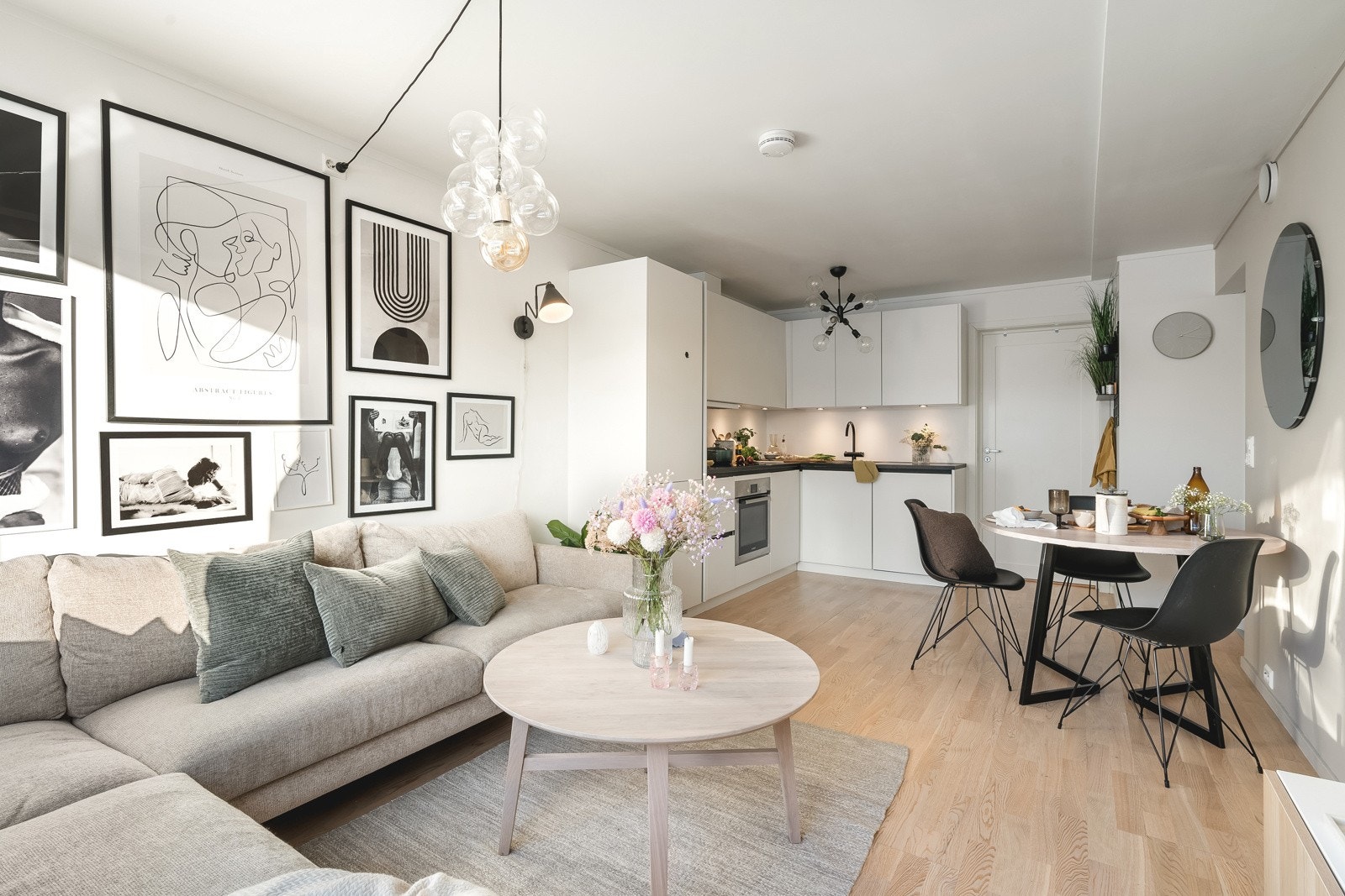 Generøs takhøyde og gode vindusflater som slipper inn rikelige mengder med naturlig lys. Galleribilde