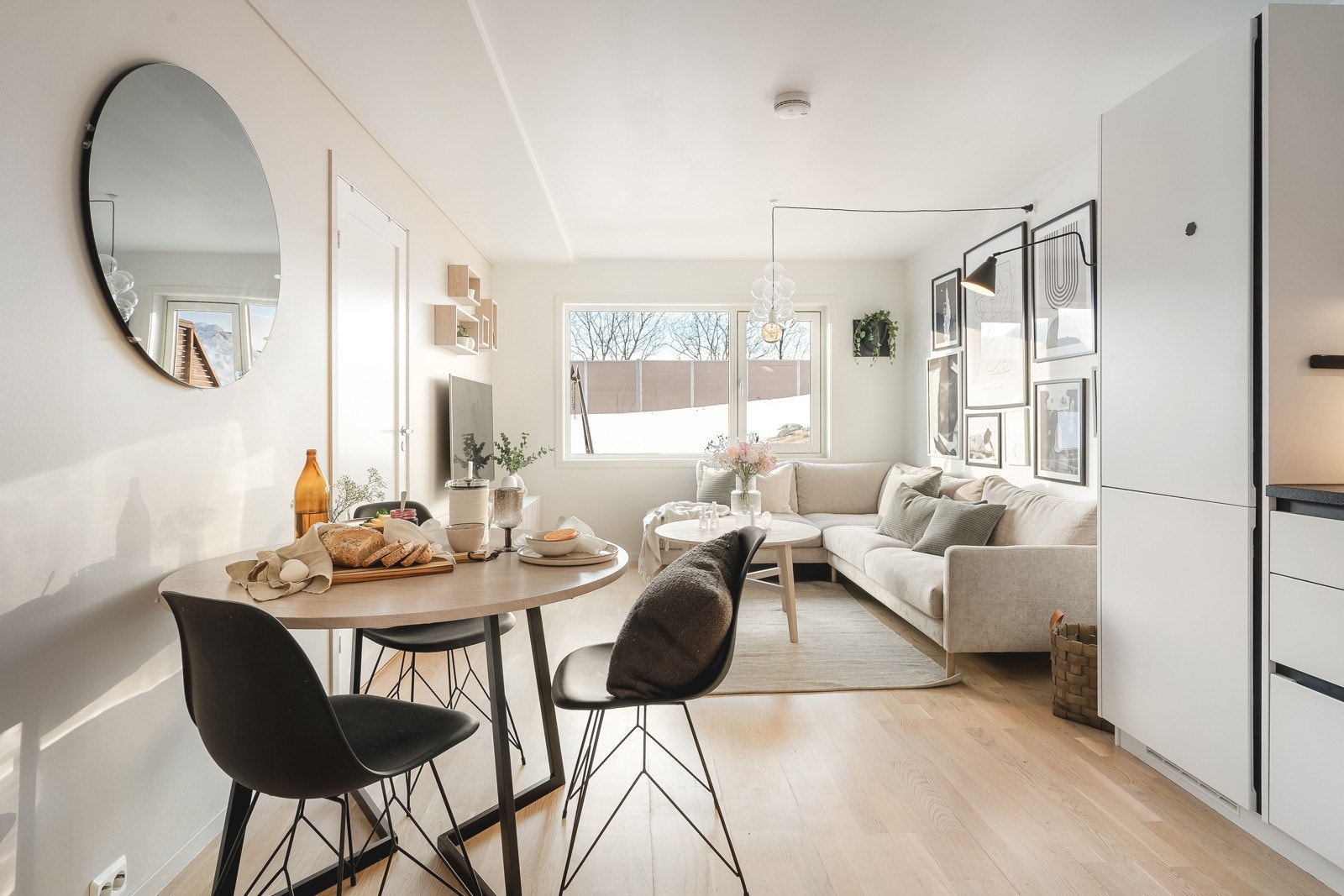 Stue/kjøkken i åpen løsning som oppleves luftig og møbleringsvennlig. Galleribilde