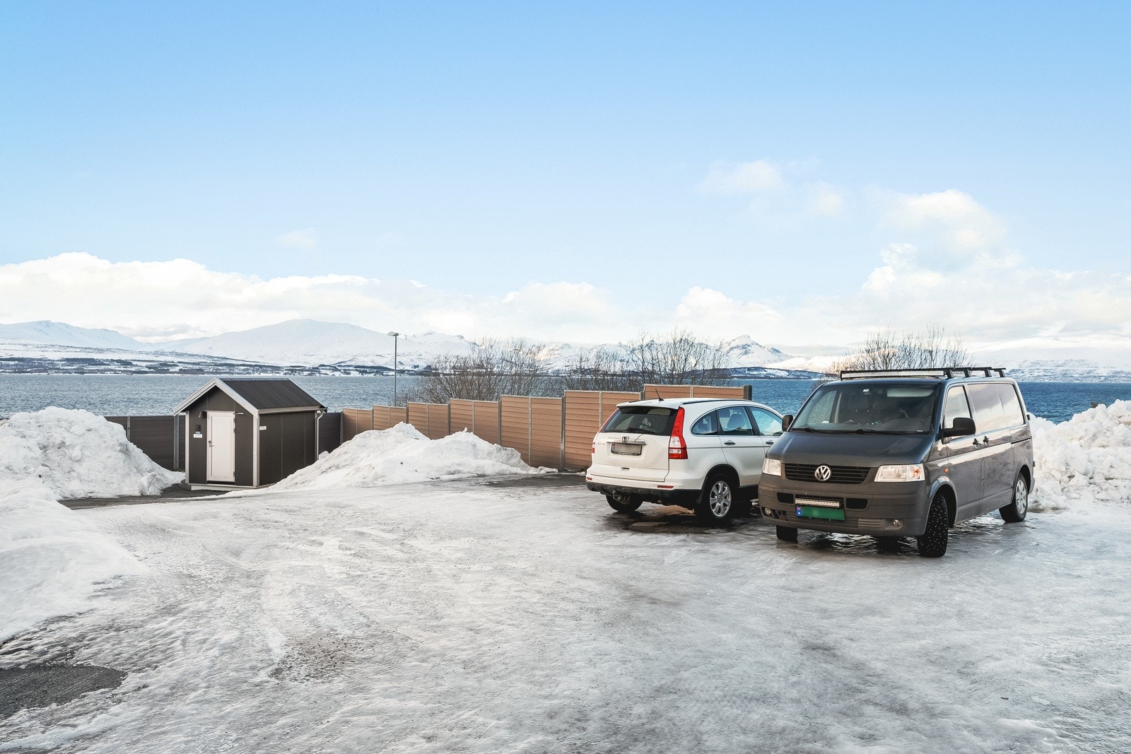 Leiligheten har fast oppstillingsplass for bil. I tillegg er det gjesteparkering like ved. Galleribilde