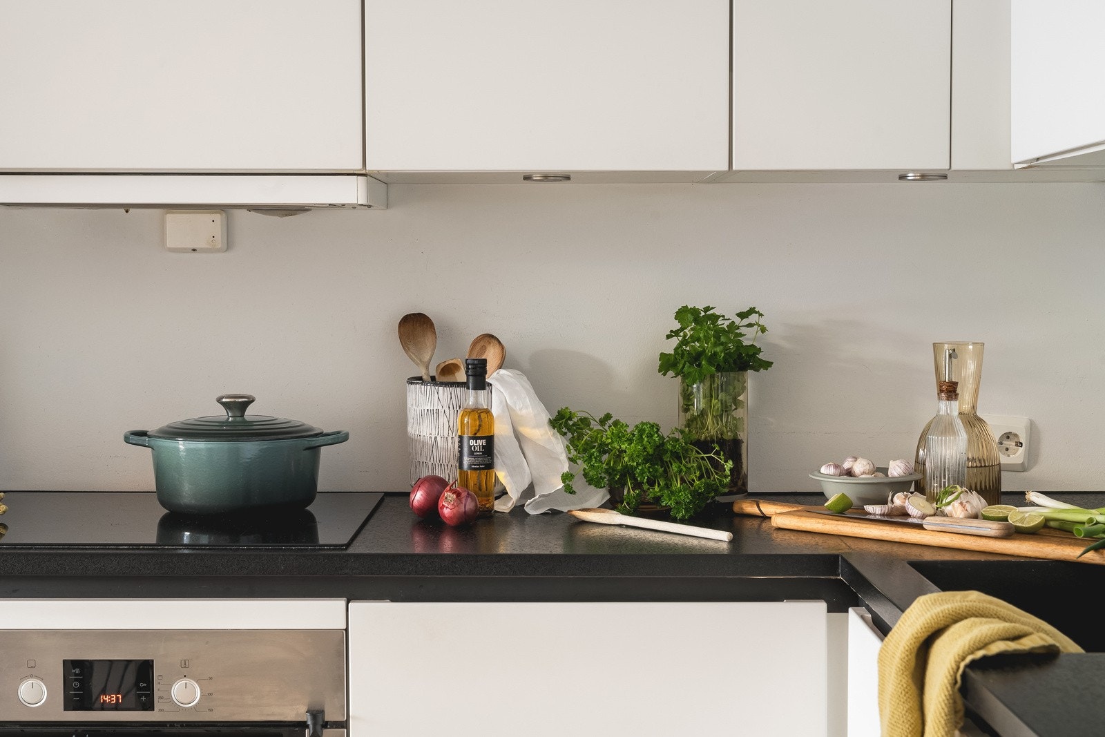 Mye benkeplass og god oppbevaringsplass i både over- og underskap. I tillegg er det downlights under overskap og flere gode oppbevaringsløsninger. Galleribilde