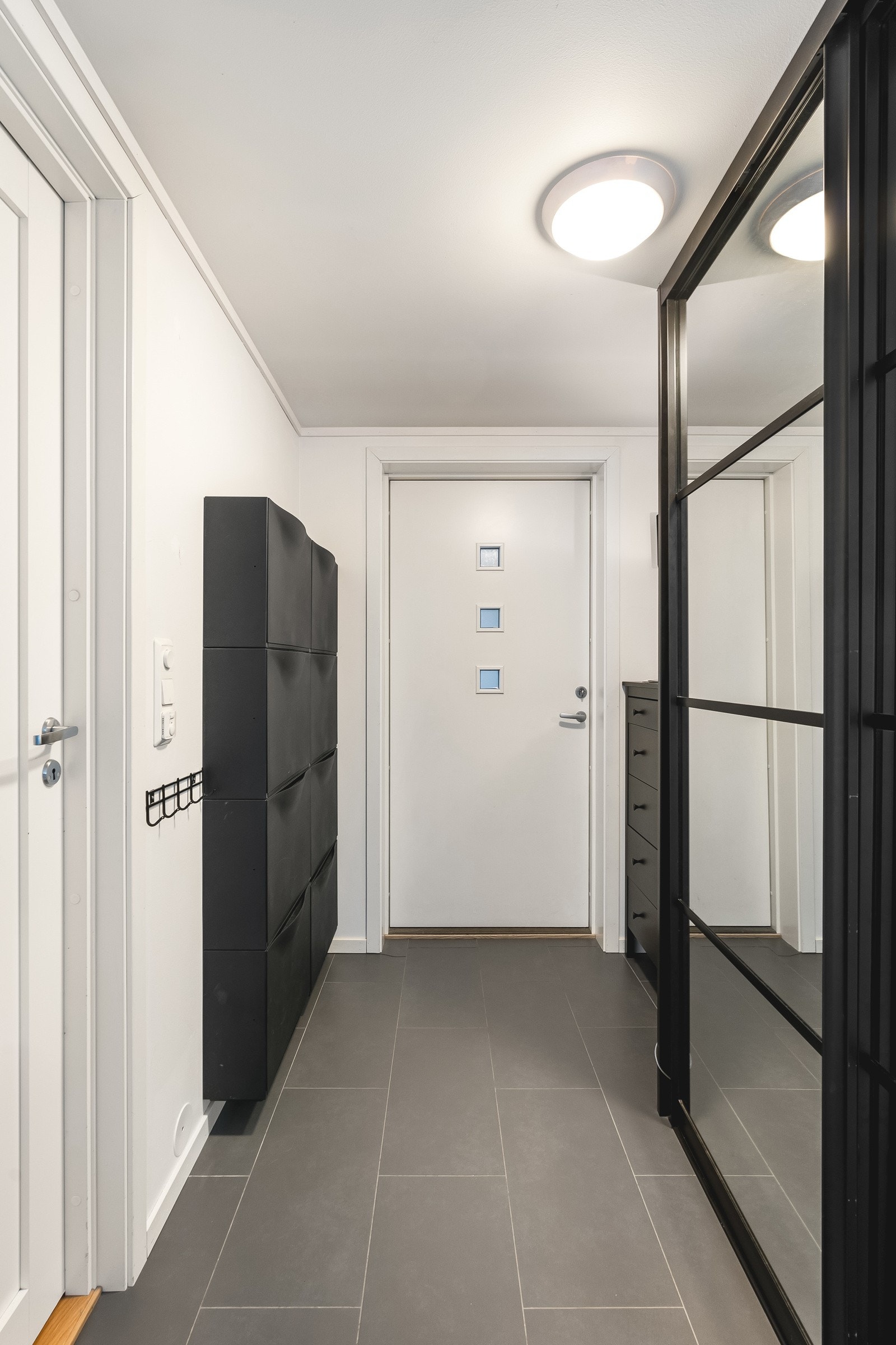Stor skyvedørsgarderobe i entré gir gode oppbevaringsmuligheter for sko og yttertøy. Galleribilde