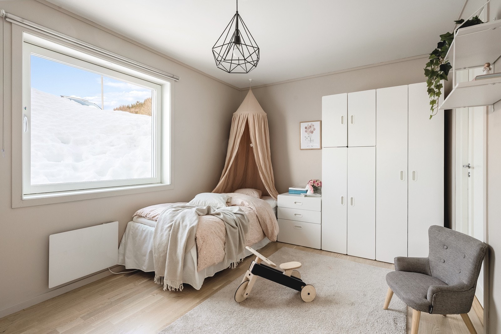 Soverom to er romslig og passer like godt til hovedsoverom som til barnerom, gjesterom eller hjemmekontor. Egen bod i tilknytning til soverommet. Galleribilde