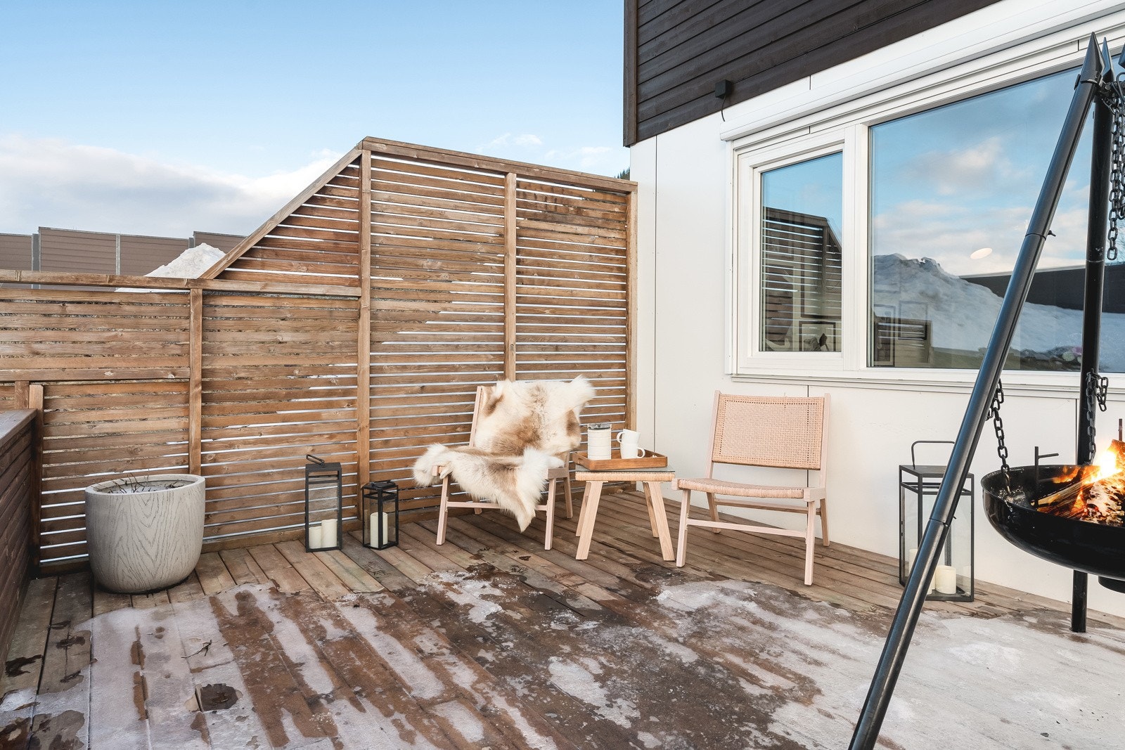 Uteområdet i front, ved inngangspartiet, er stort og barnevennlig. Svært god plass for utemøbler og feks grill eller bålpanne. Galleribilde