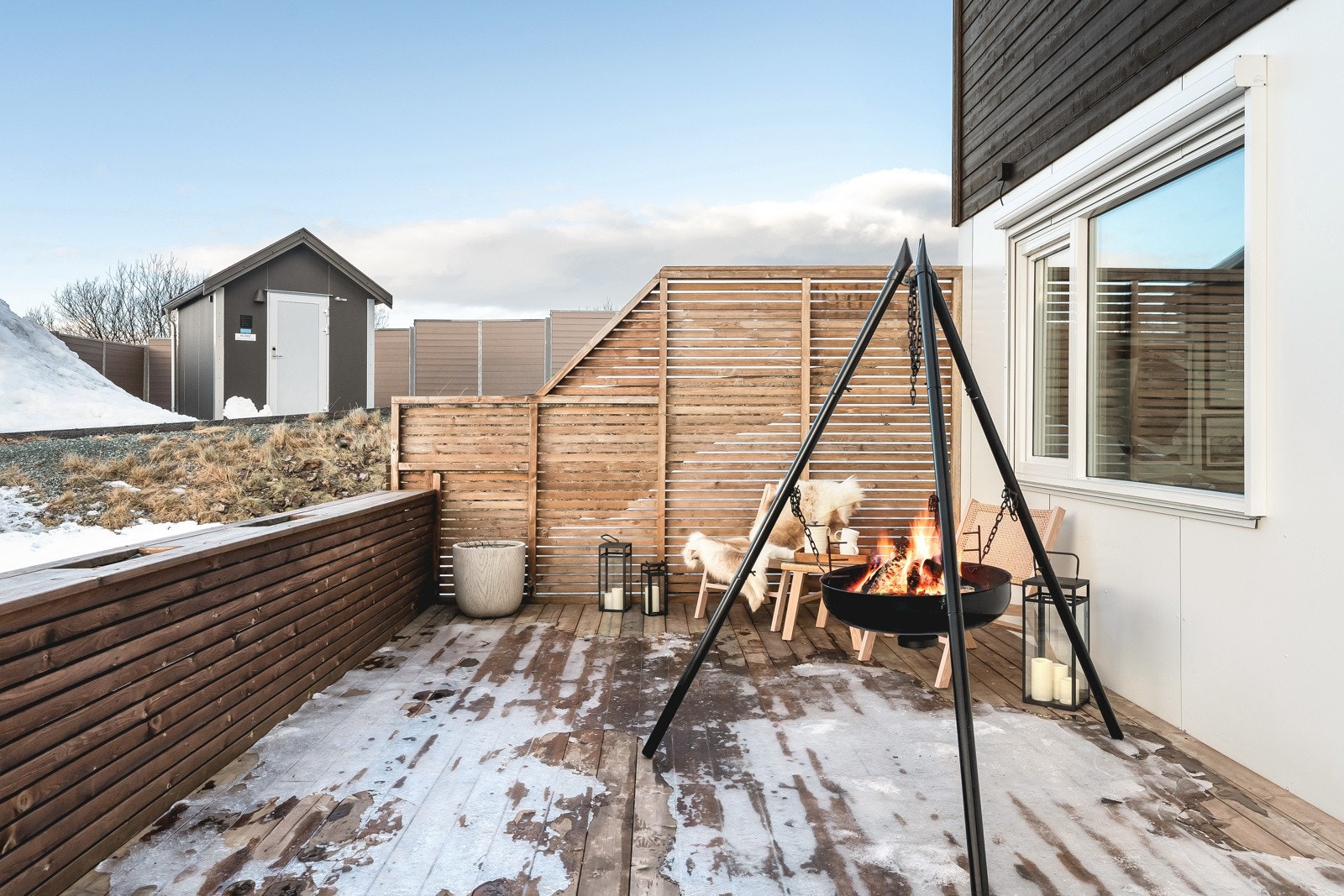 Her er det lang solgang fra tidlig på dagen til seint på kvelden. Utvendig solavskjerming på stue- og soveromsvindu. Galleribilde