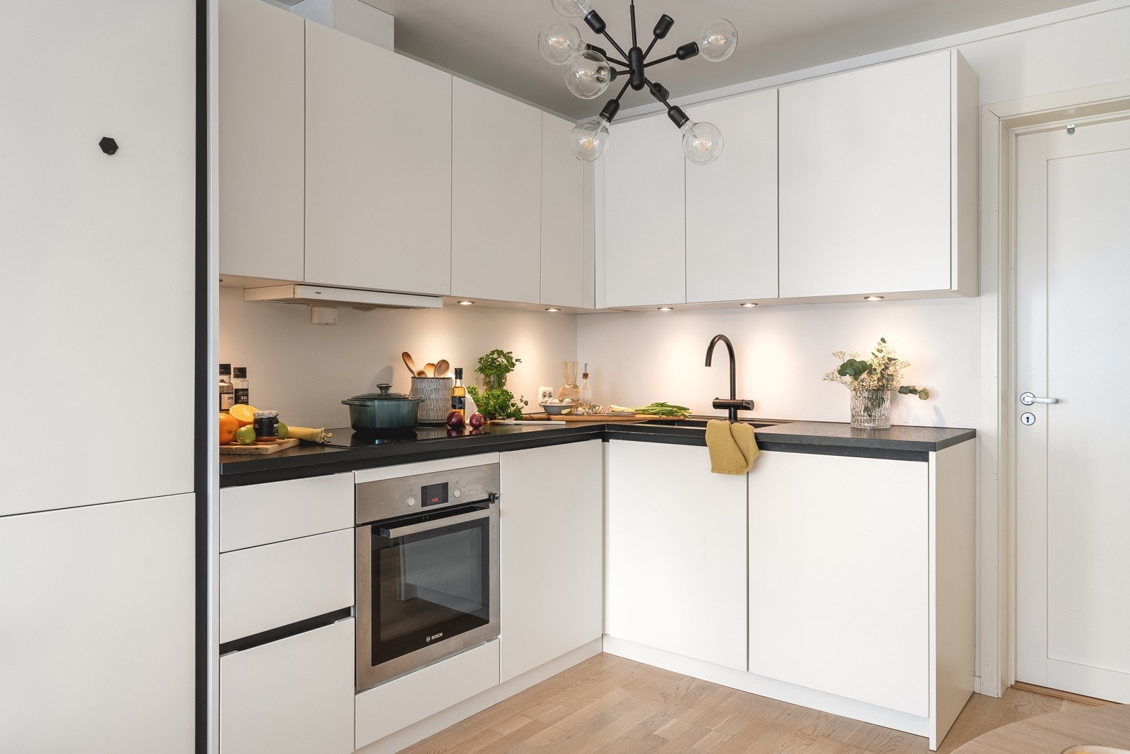 På kjøkkenet har du integrert stekeovn, platetopp, oppvaskmaskin, samt kombiskap med kjøl og frys. Galleribilde