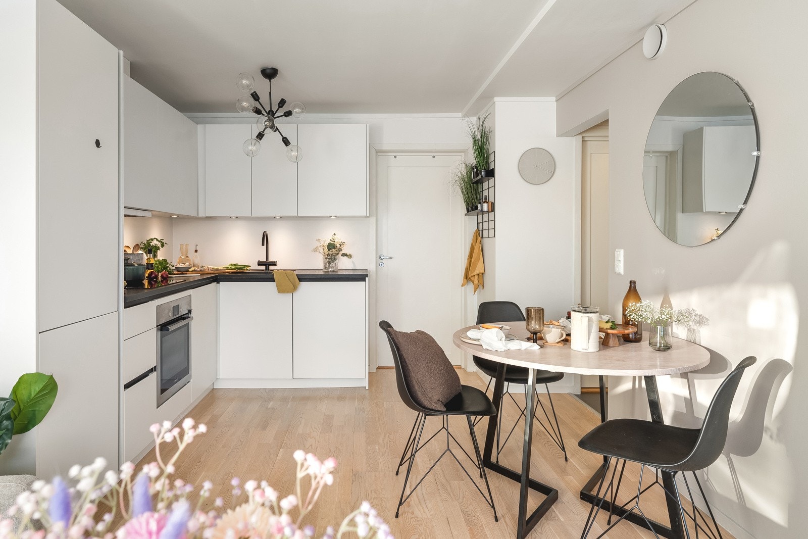 Spisebordet har sin naturlige plass mellom stue og kjøkken. Galleribilde