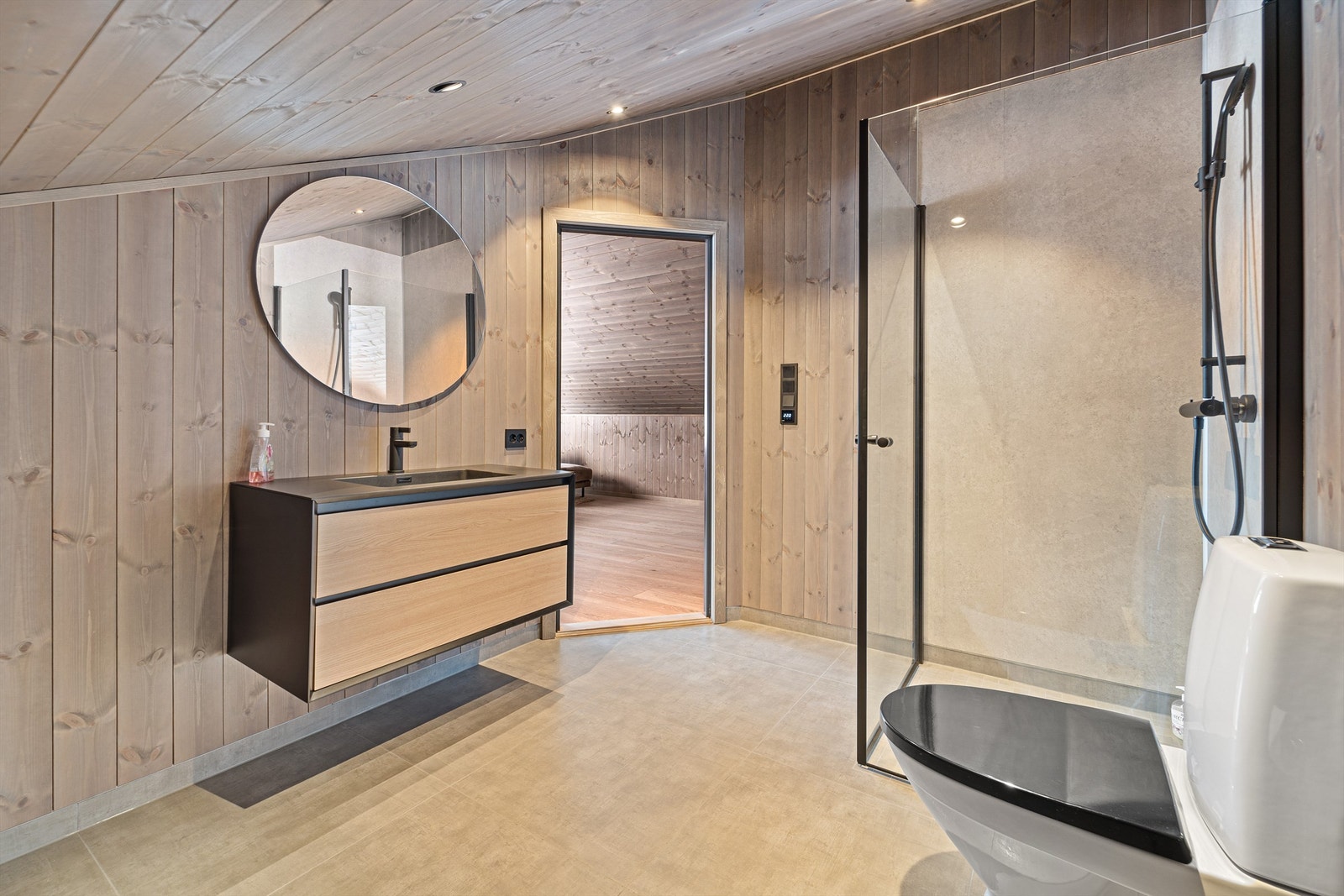 Badet i 2 etg. Wc, dusjhjørne, servant med skuffer, Galleribilde