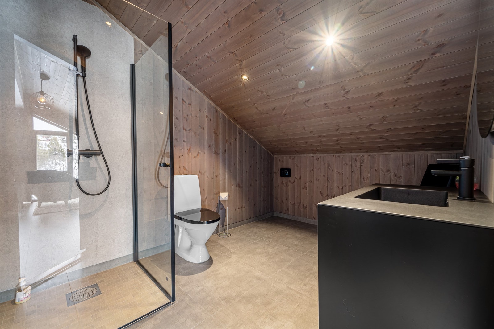 Badet i 2 etg. Wc, dusjhjørne, servant med skuffer, Galleribilde