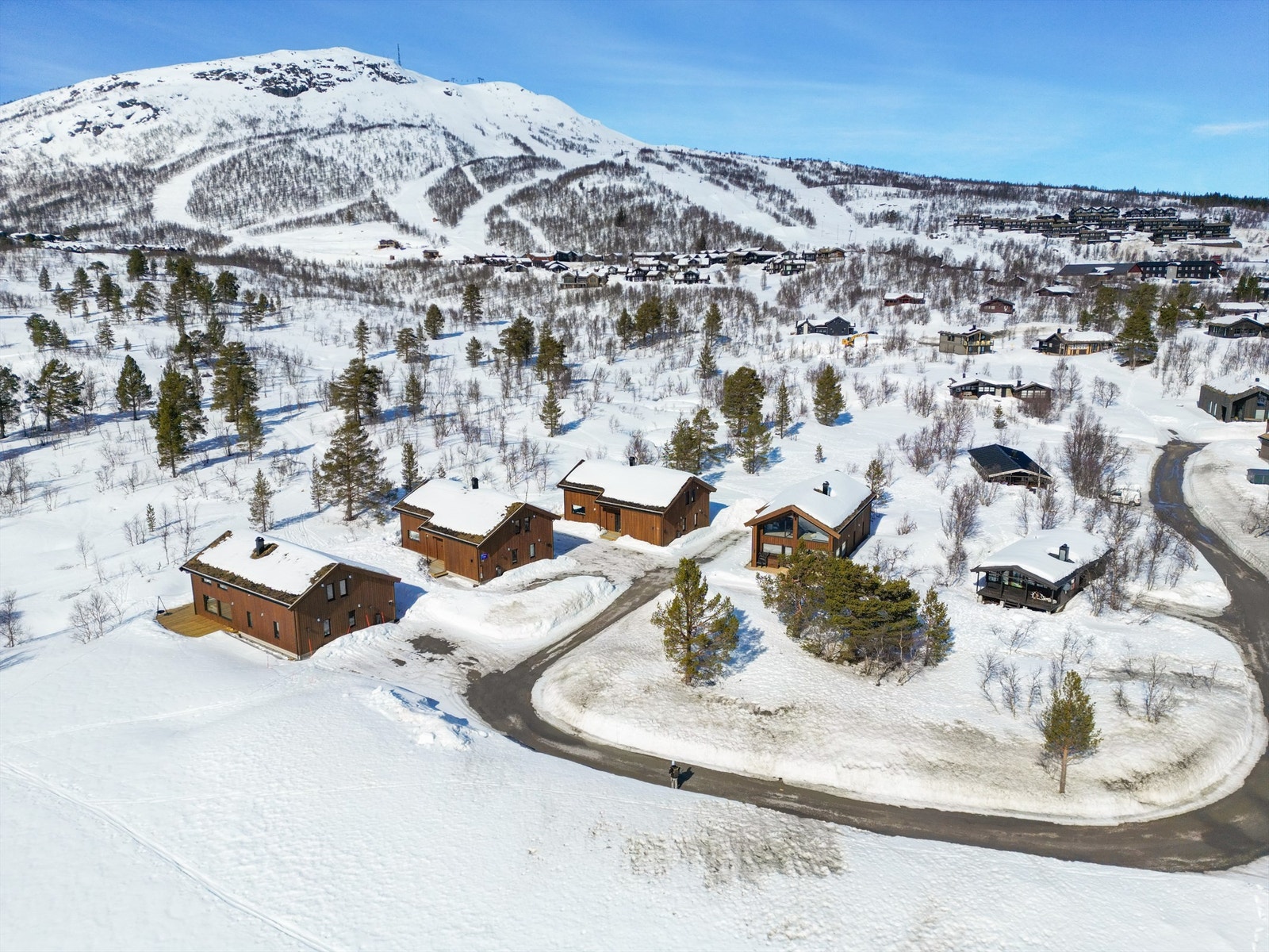 Nærheten til skisenteret. Hytten til høyre i midten. Galleribilde