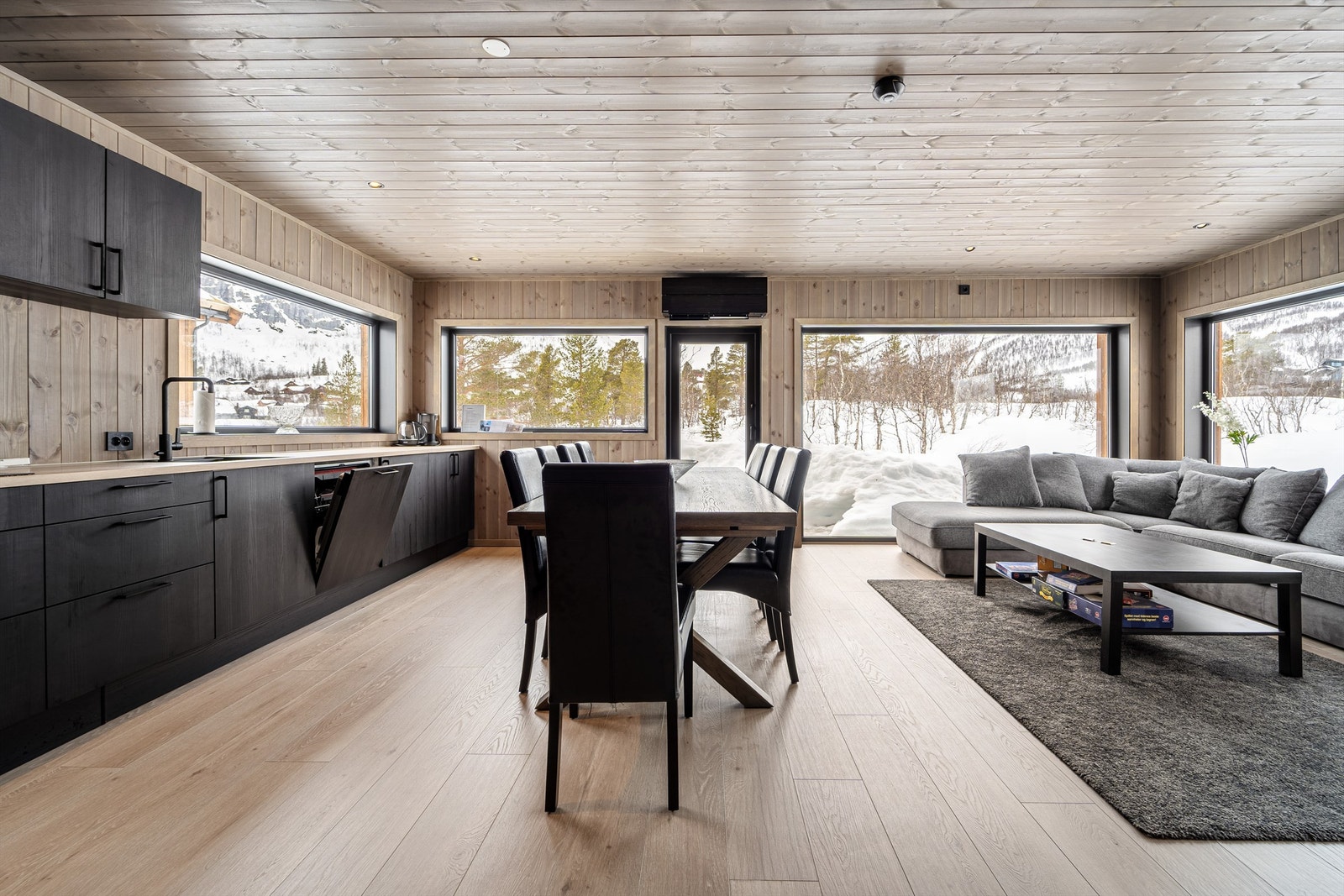 Stue med utsikt mot skisenteret. Utgang solrik terrasse. Galleribilde