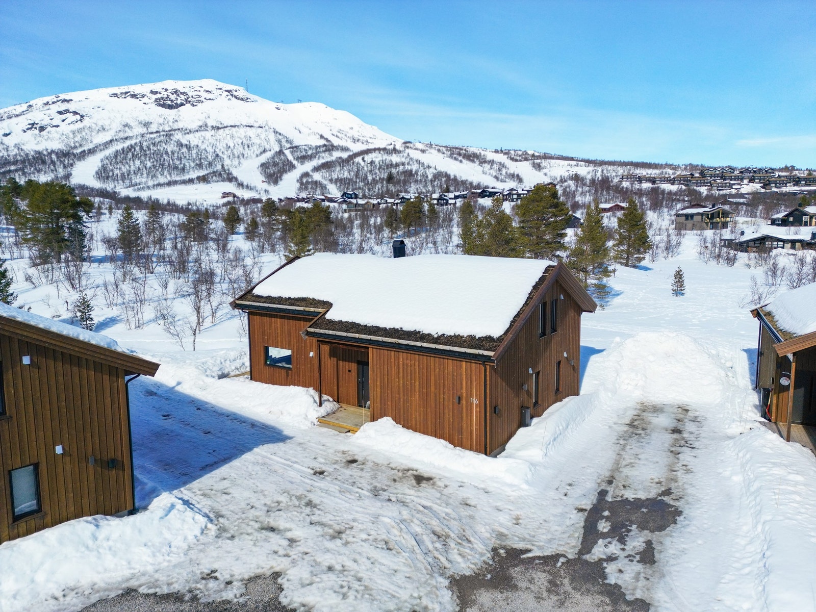 Solrik beliggenhet midt mellom skisenter og sentrum. Galleribilde