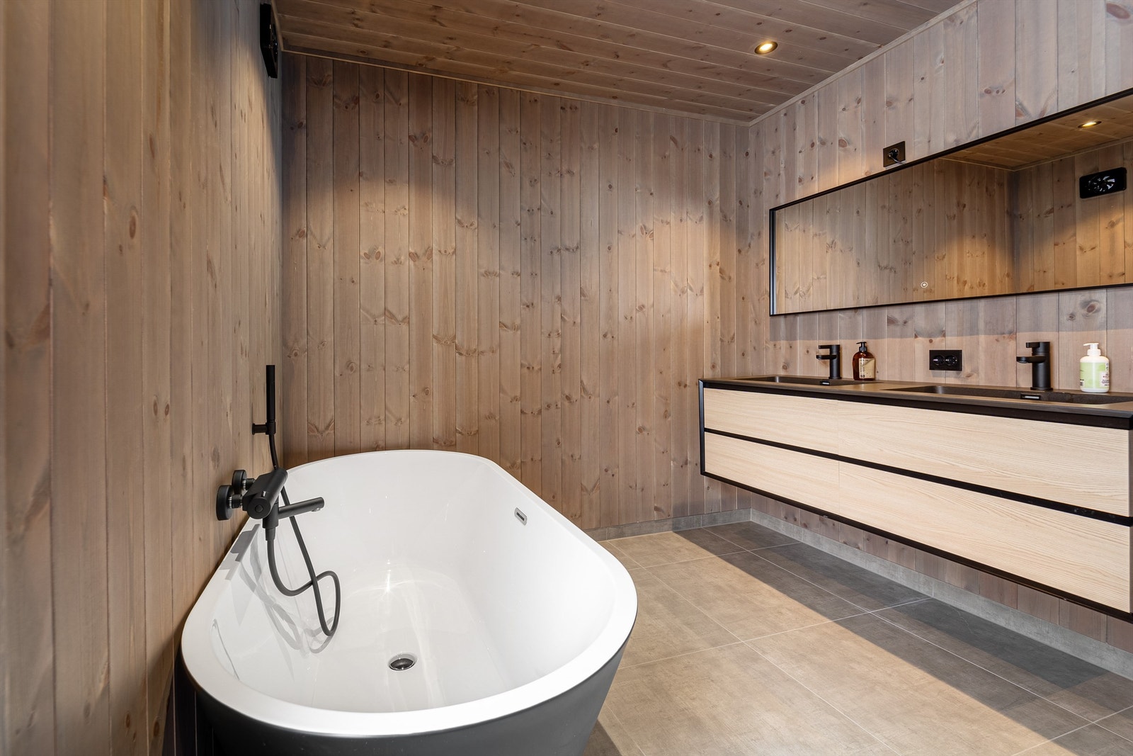 Badet i 1, etg. Vegghengt wc, dobbelt dusjhjørne, badekar og servant med skuffer. Galleribilde