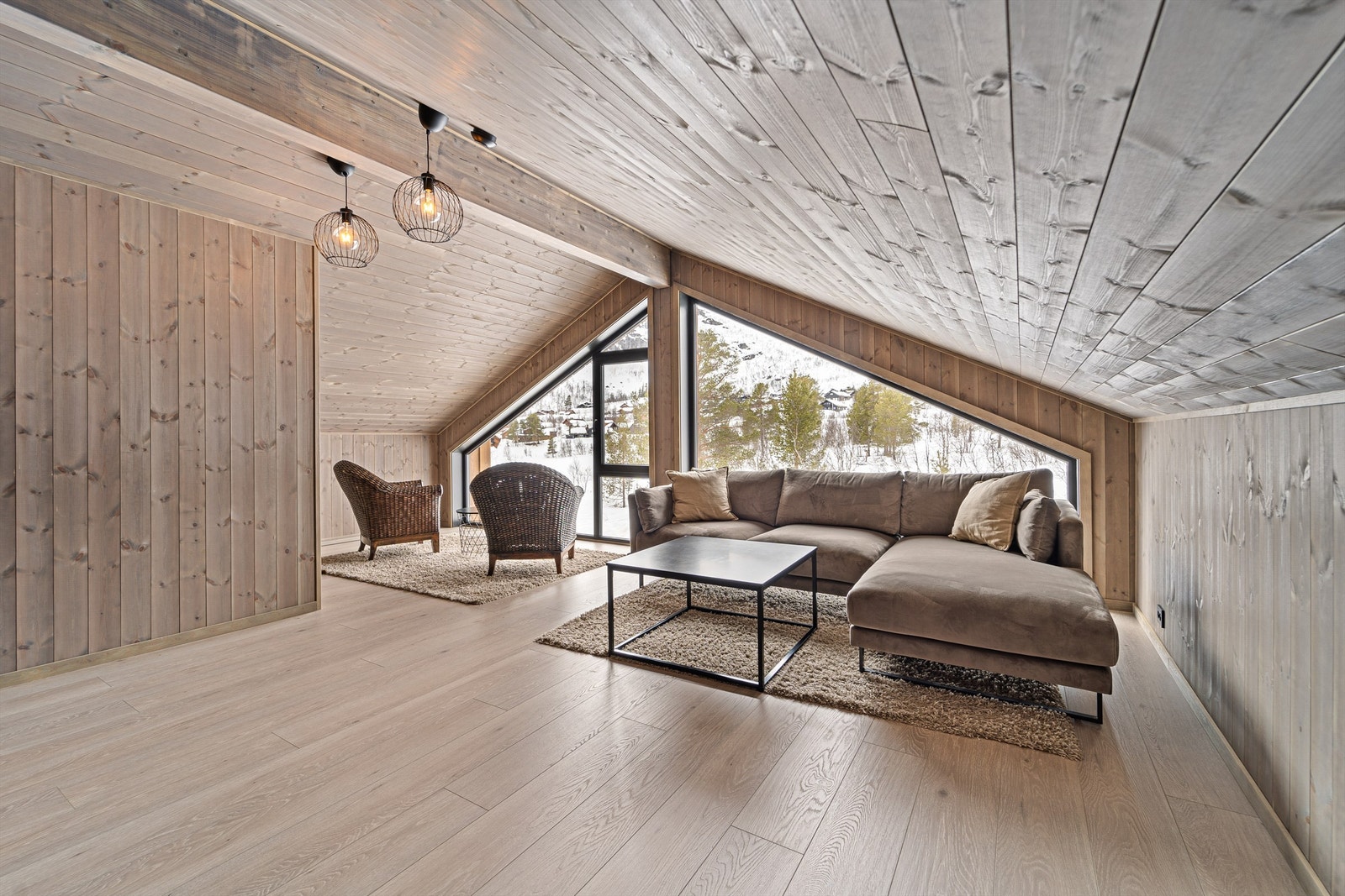 Romslig loftstue med utsikt. Galleribilde