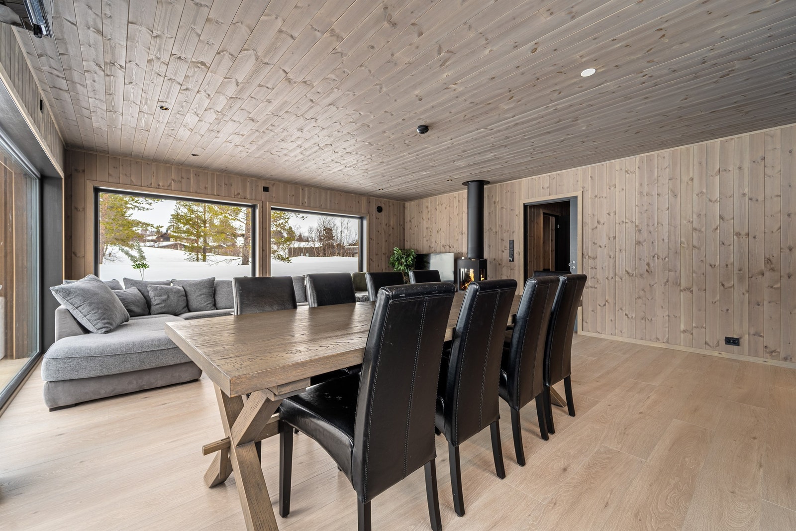 Fra spiseplass mot stue. Galleribilde