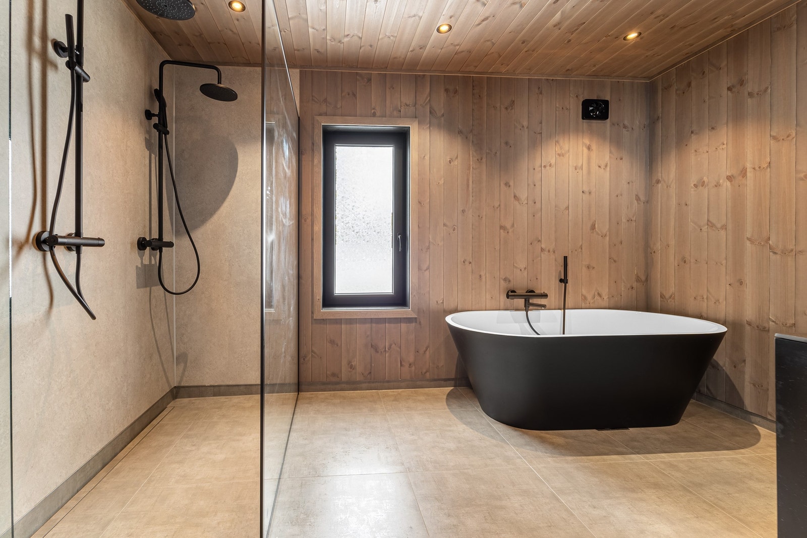 Badet i 1, etg. Vegghengt wc, dobbelt dusjhjørne, badekar og servant med skuffer. Galleribilde