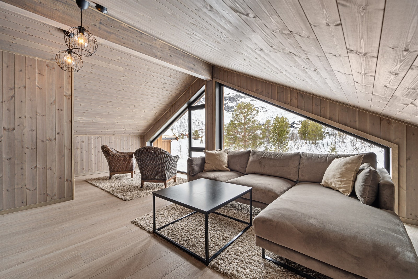 Utsikten fra loftstuen mot Hovdenuten. Galleribilde