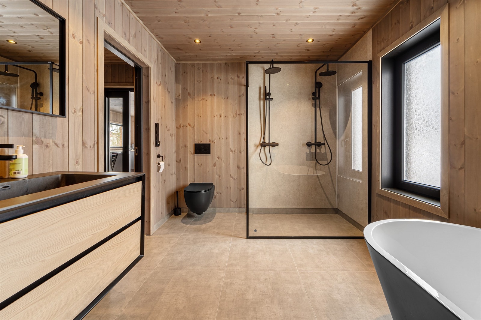 Badet i 1, etg. Vegghengt wc, dobbelt dusjhjørne, badekar og servant med skuffer. Galleribilde