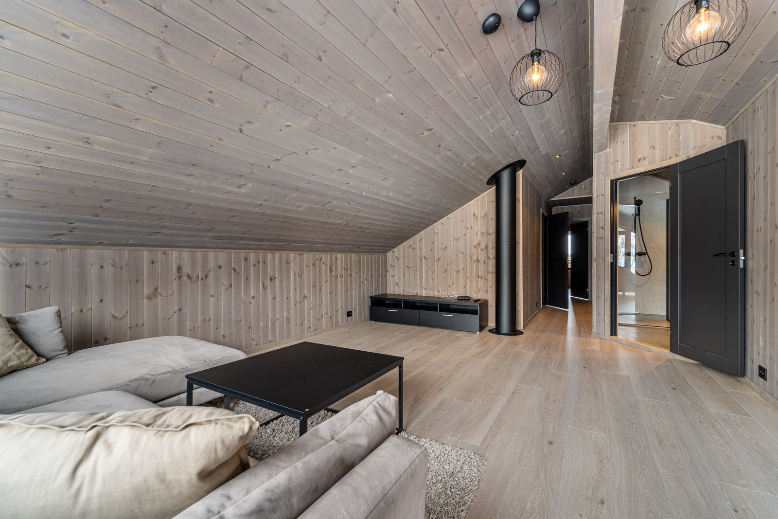 Loftsttue med inngang bad. Pipeløp. Galleribilde