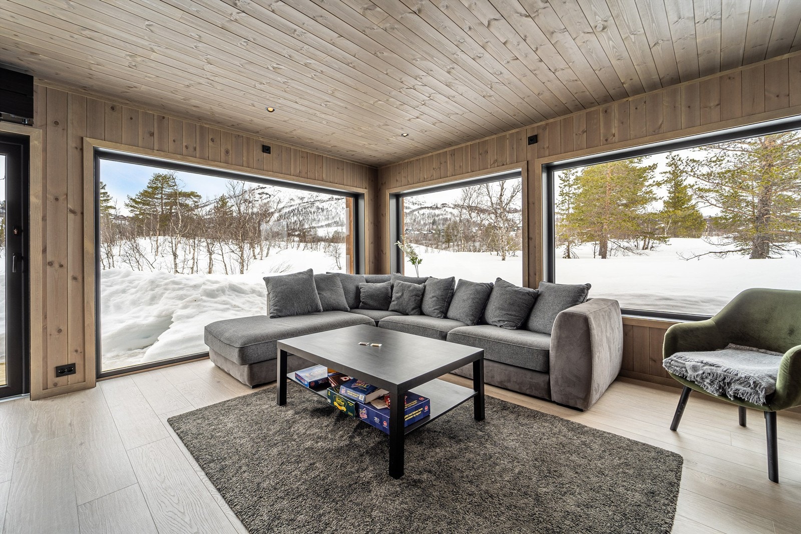 Stuen med store vindusflater og utsikt mot skisenteret. Galleribilde