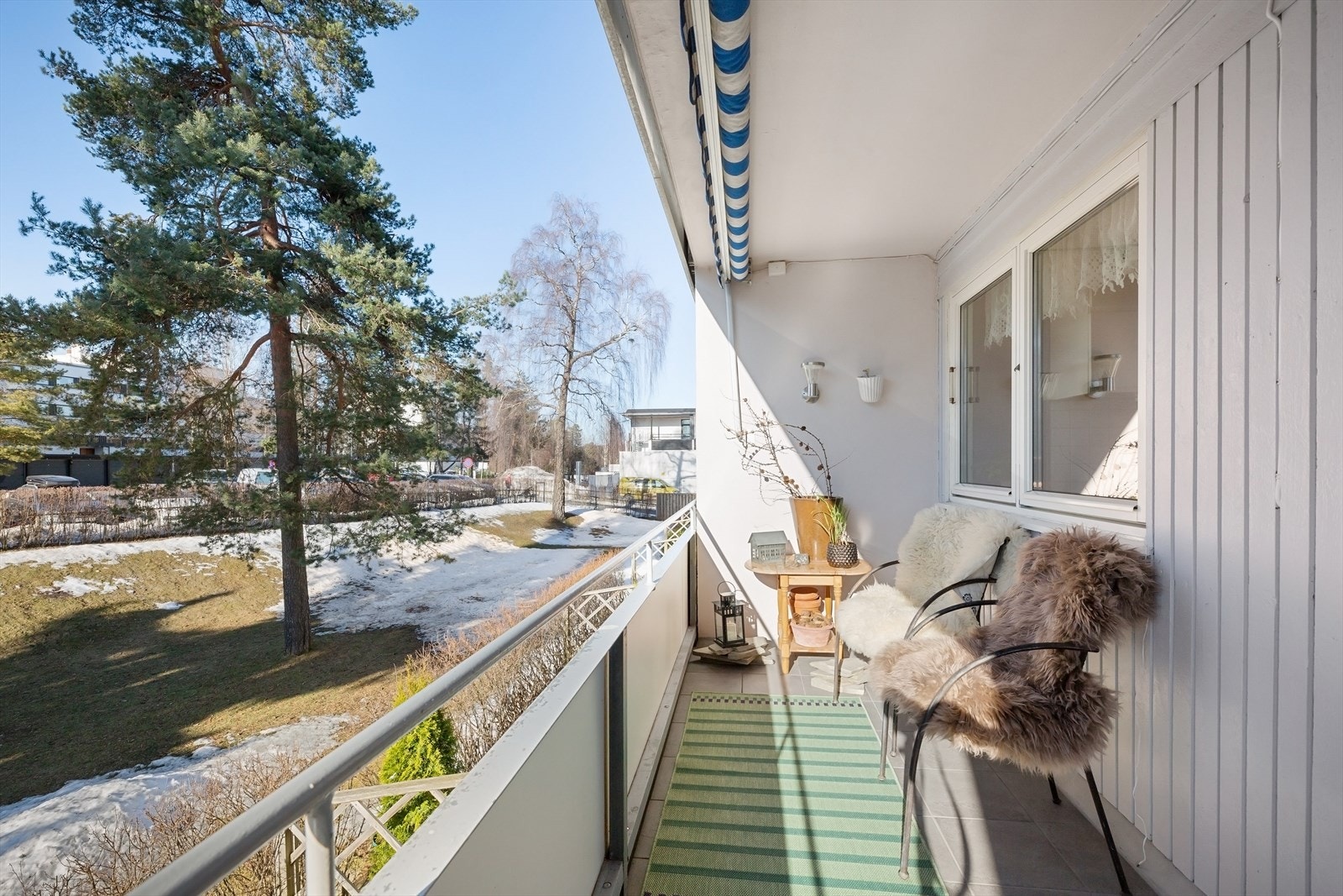 Utgang til vestvendt balkong med hyggelig utsikt mot fellesareal. Galleribilde