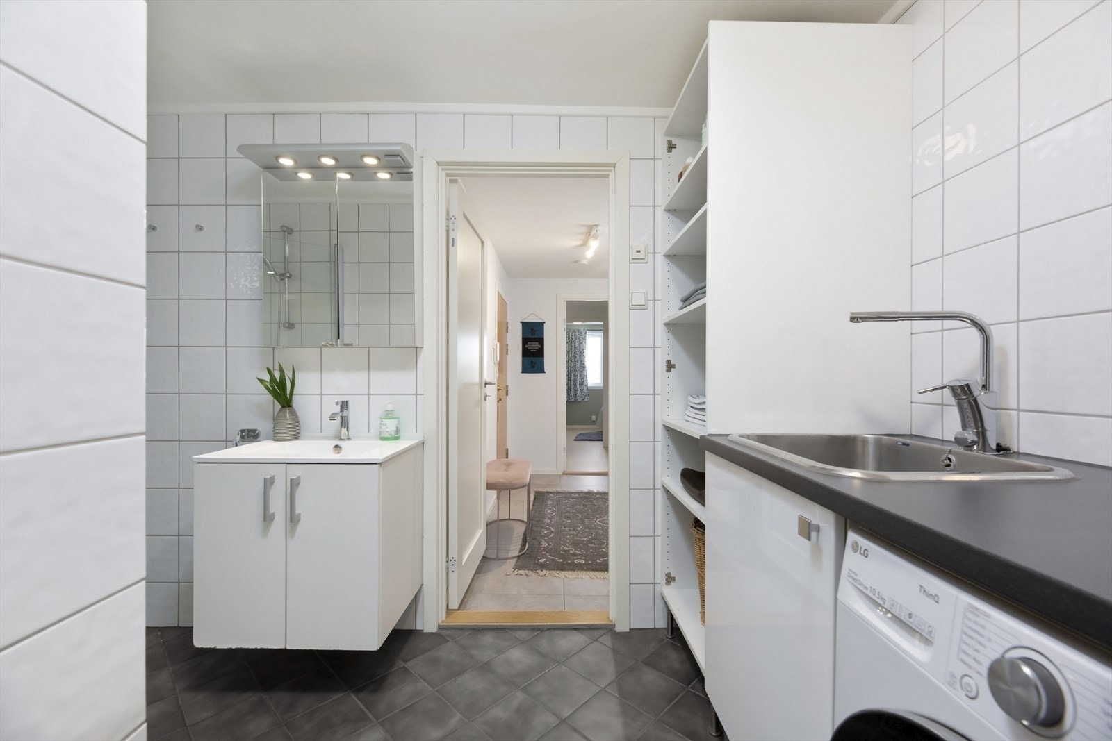 Badet ligger lett tilgjengelig fra gangen og er pent flislagt på gulv og vegger. Galleribilde