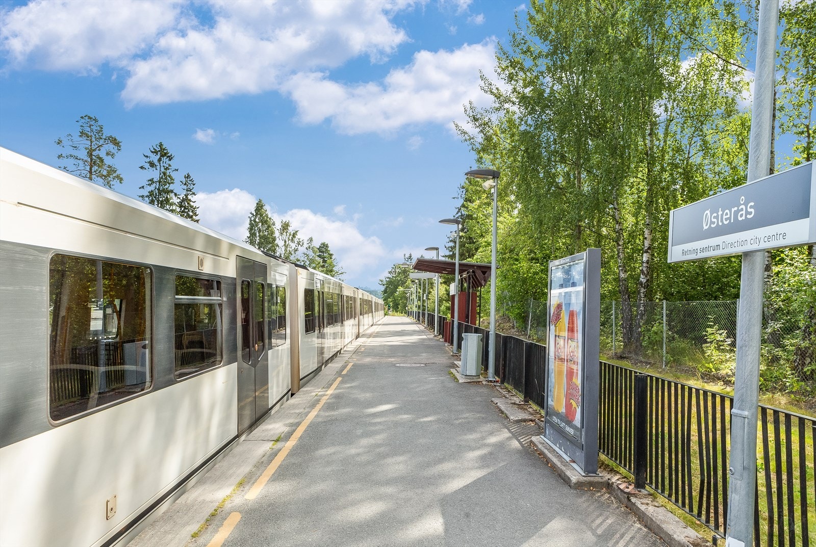 Offentlig transport er enkelt tilgjengelig, med kun få minutters gange til Østerås T-banestasjon. Linje 2 tar deg til Majorstuen på rundt 15 minutter, med hyppige avganger i rushtiden. Galleribilde