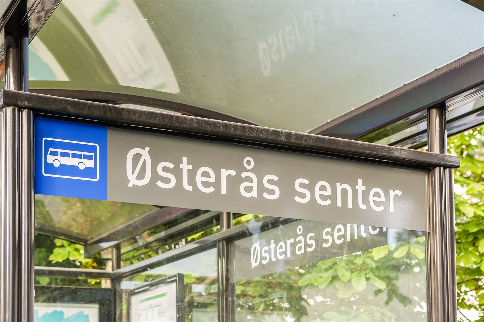 Busser som 140, 140N, 212, 230 og 235 går fra Østerås senter busstopp, og gir deg gode forbindelser til Sandvika, Bekkestua og Skøyen. Galleribilde