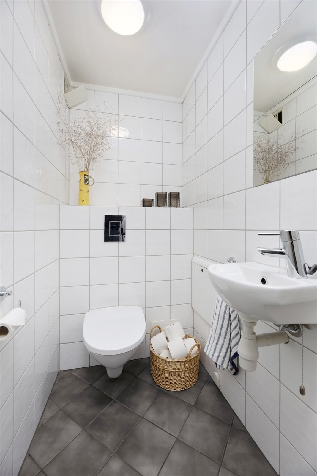 Av utstyr er det her wc og servant i eget rom, servantinnredning med underskap, speil og dusjhjørne. Galleribilde