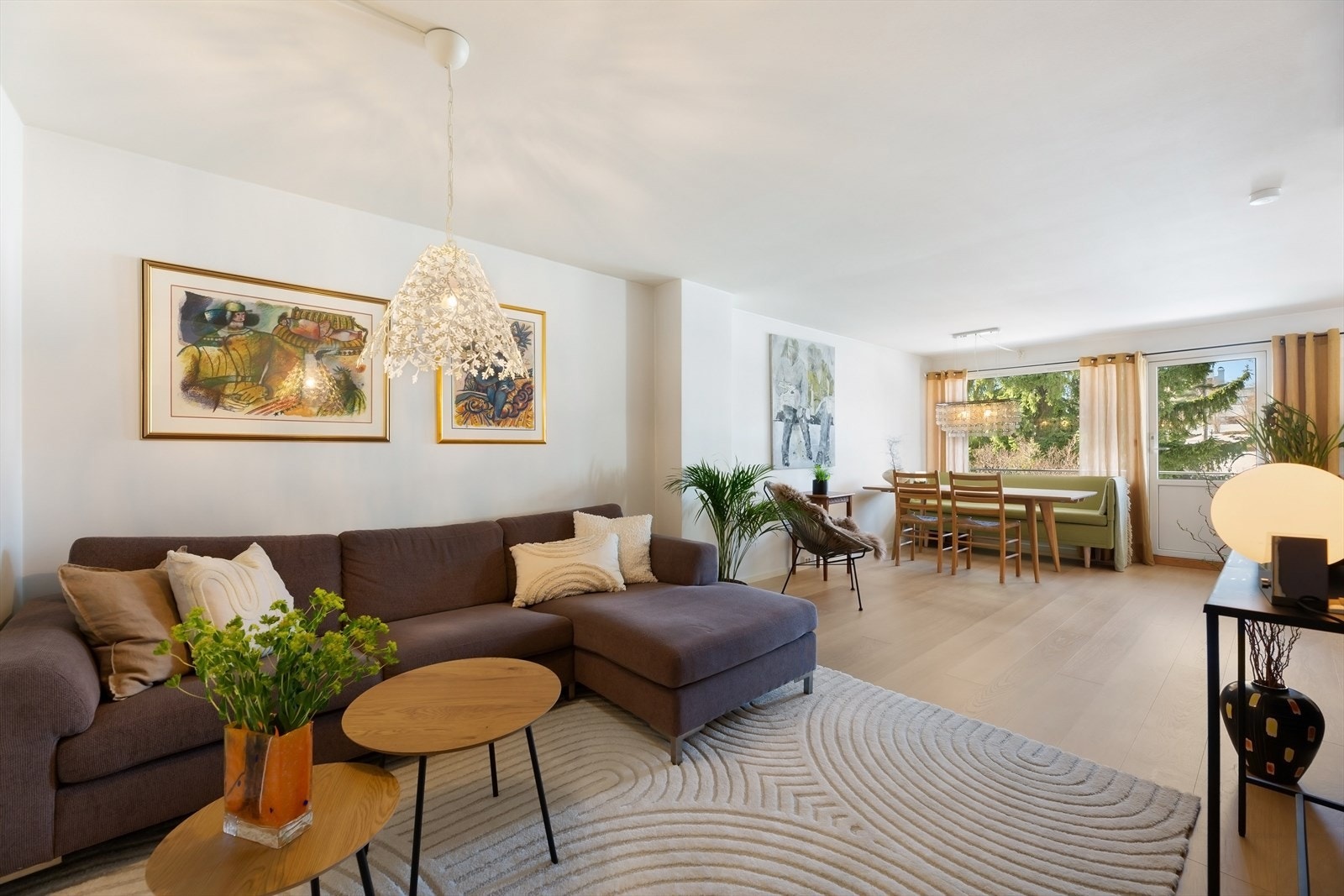 Leiligheten har en lys og innbydende stue. Galleribilde