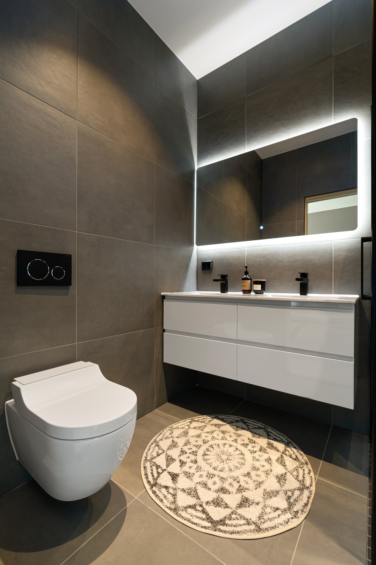 Soverommet har tilgang til eget lekkert bad. Dobbel vask med 2 stk sorte servantbatteri av type Hansgrohe Vernis.