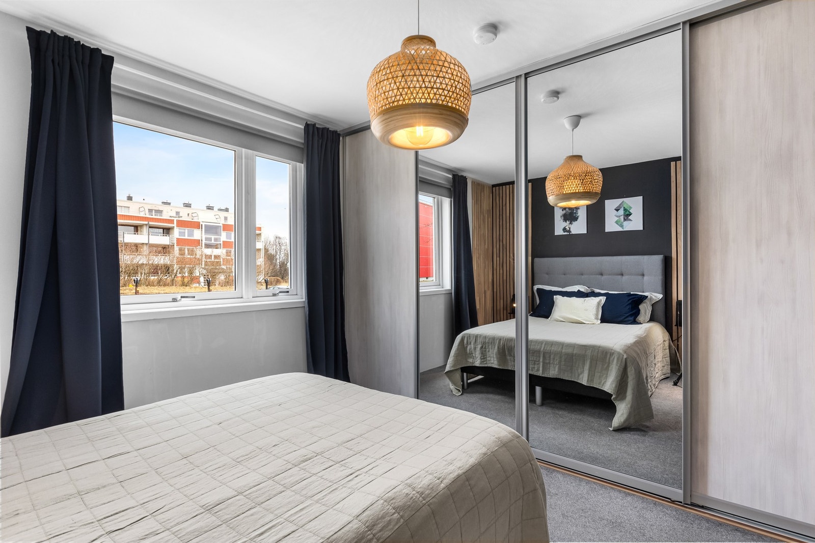 Store integrerte garderobeskap for oppbevaringsmuligheter. Galleribilde