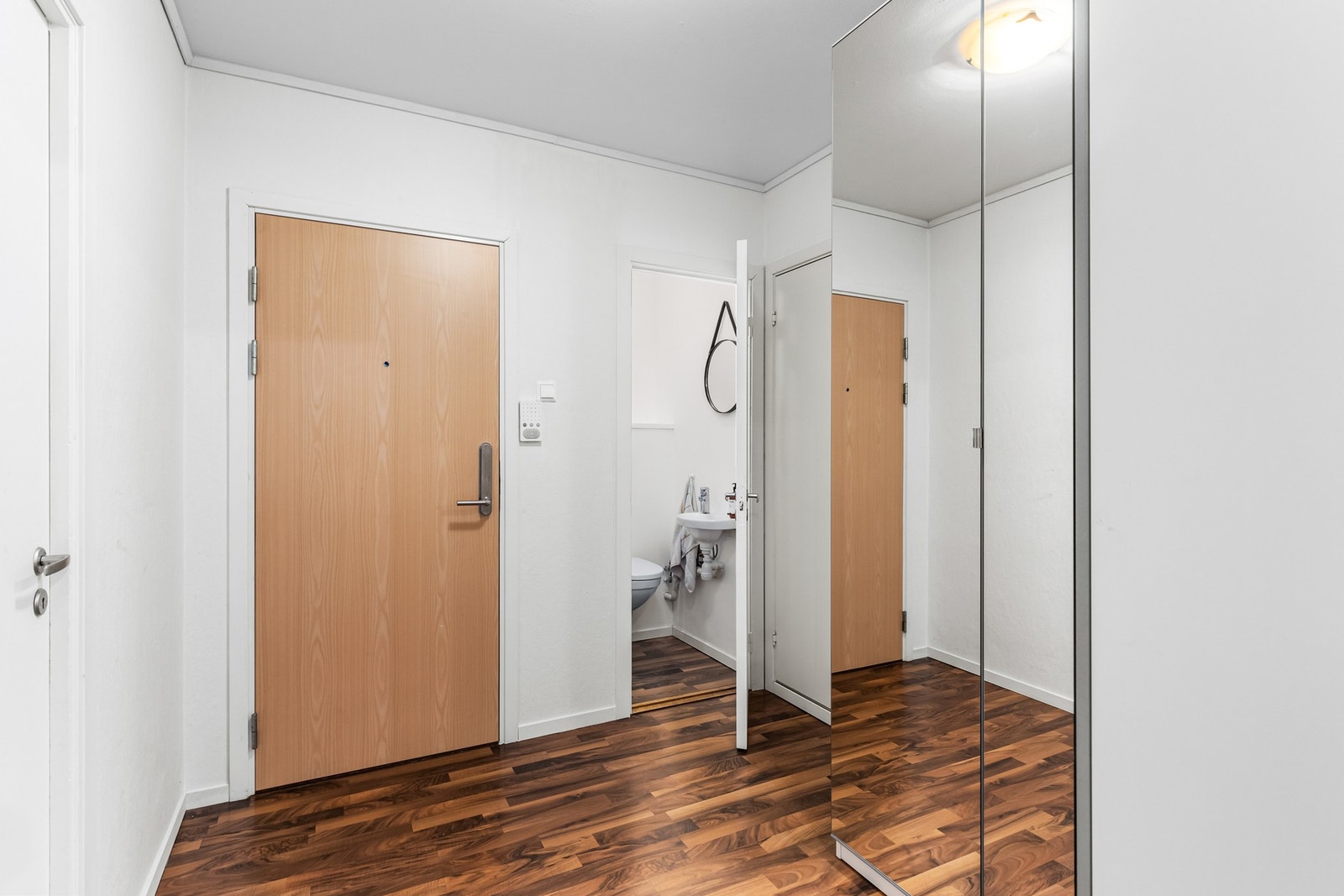Meget praktisk og romslig entré med tilgang til separat WC og bad. Galleribilde