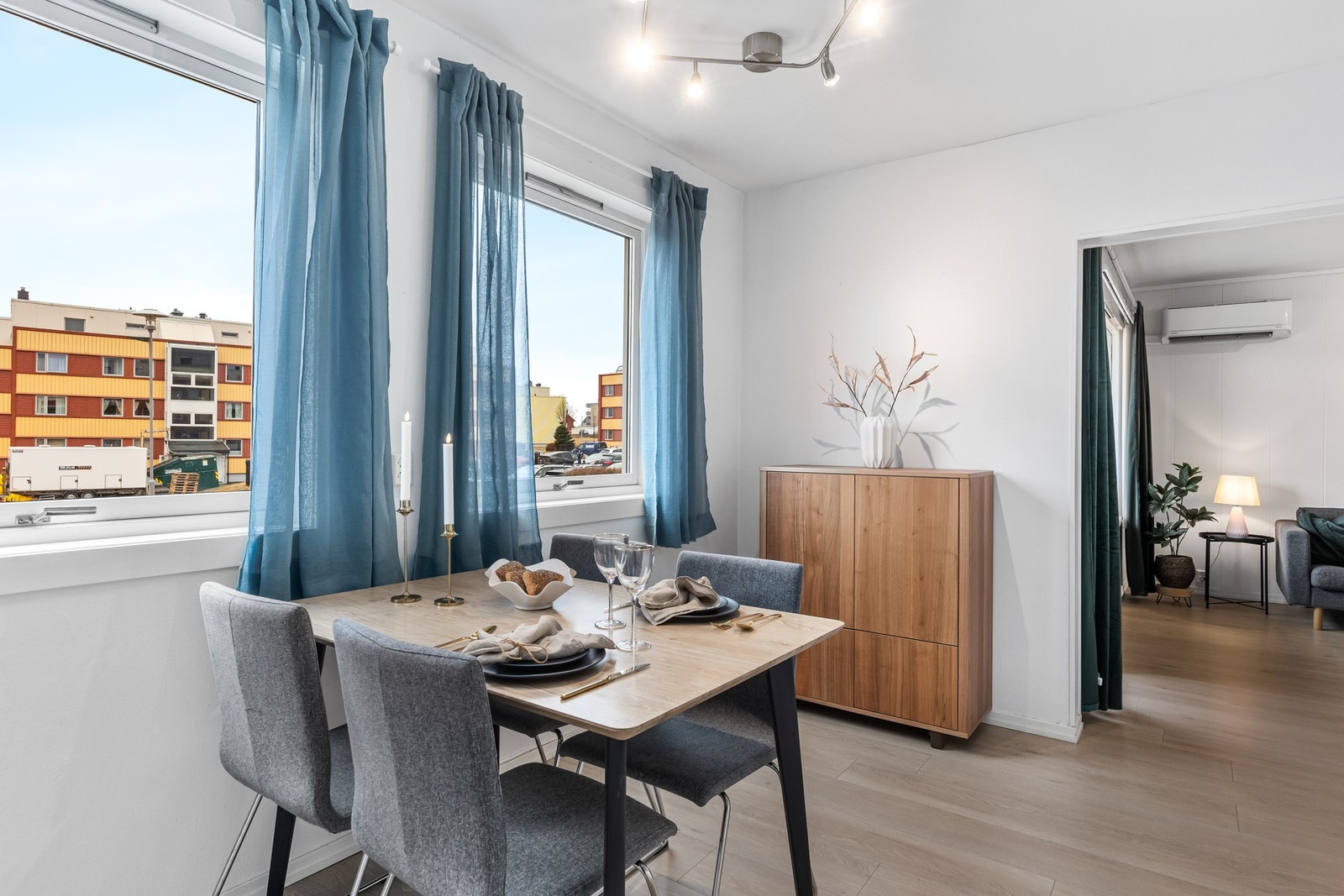 Kjøkkenet har en sosial og delvis åpen løsning til stuen, samt god plass til spisebord på kjøkkenet. Galleribilde