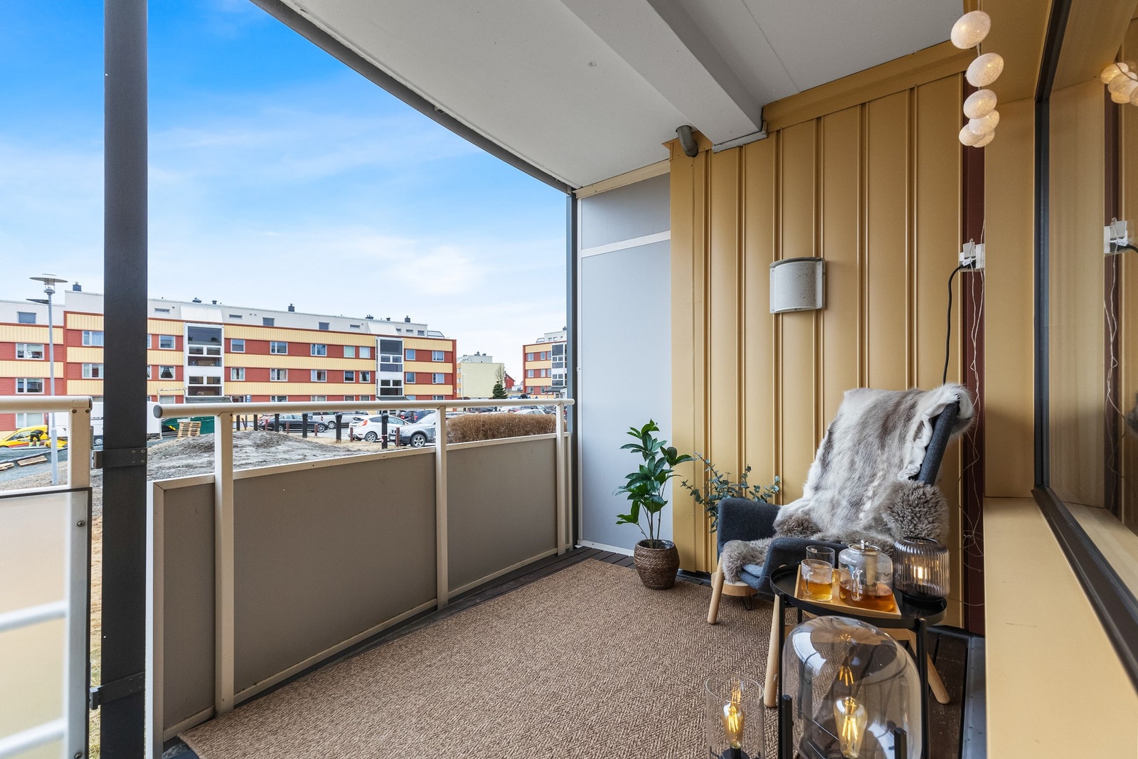 Trivelig balkong på 8 kvm med god plass til diverse møblement. Galleribilde