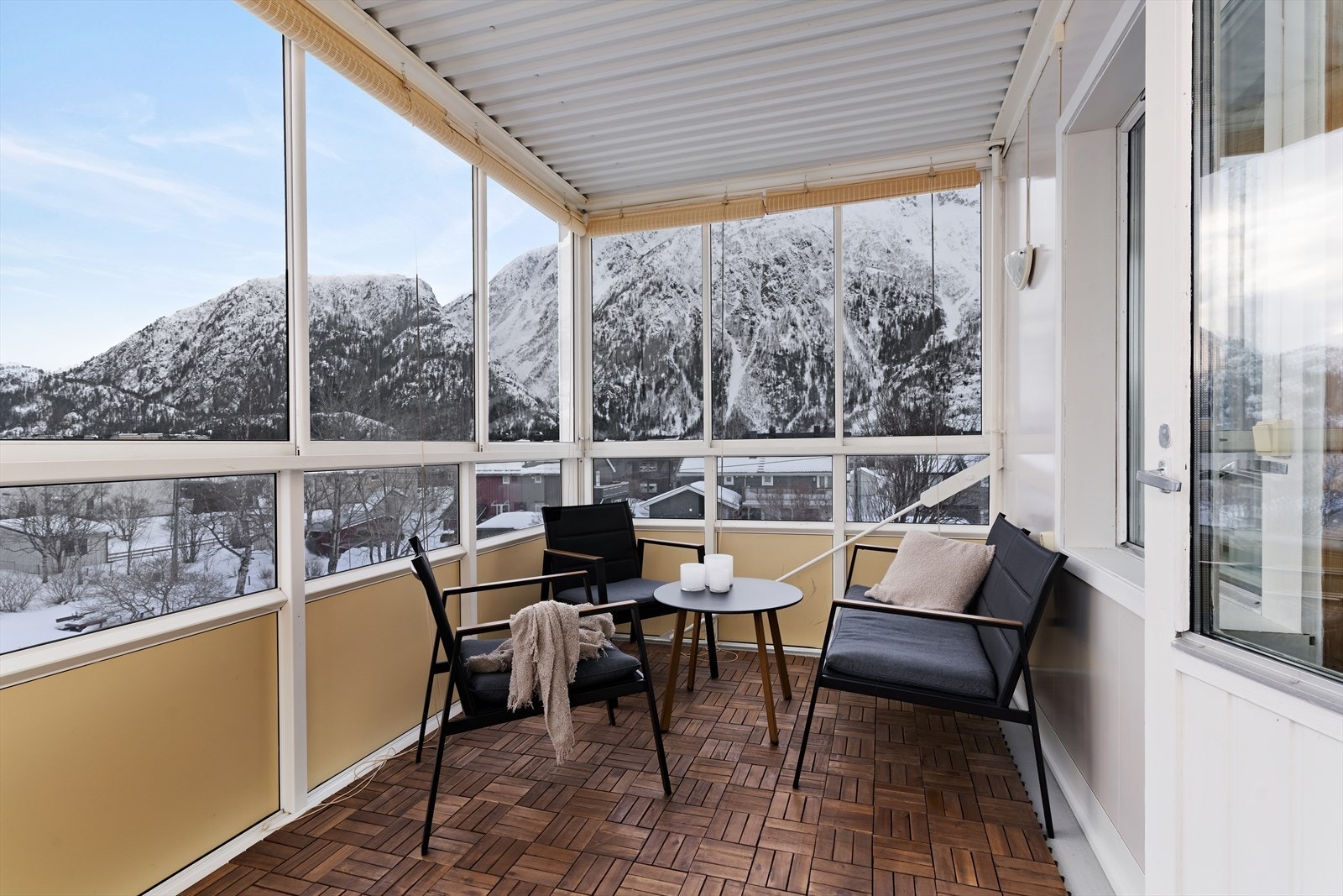 På varme sommerdager kan glassene på balkongen åpnes opp, mens det på kjøligere dager er fint å ha muligheten til å sitte ute men likevel "innendørs". Galleribilde