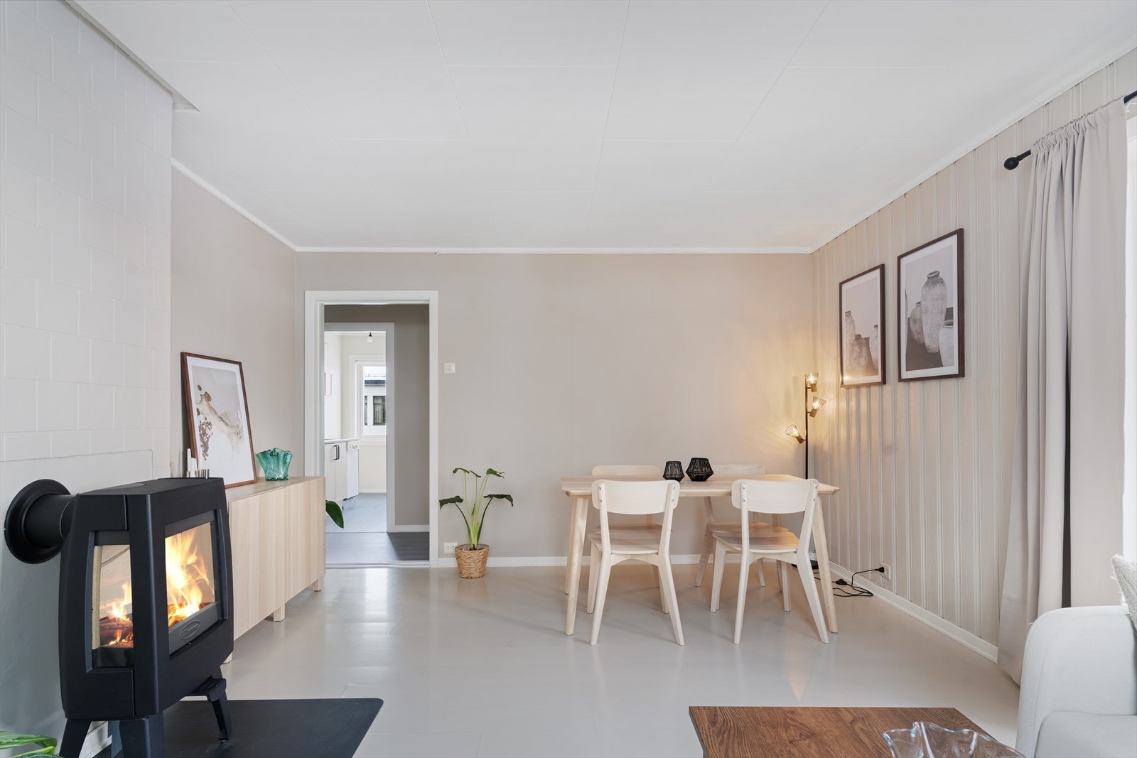 Rommet har plass til egen sone for spisestue. Skjenken til venstre i bildet medfølger i handelen. Galleribilde