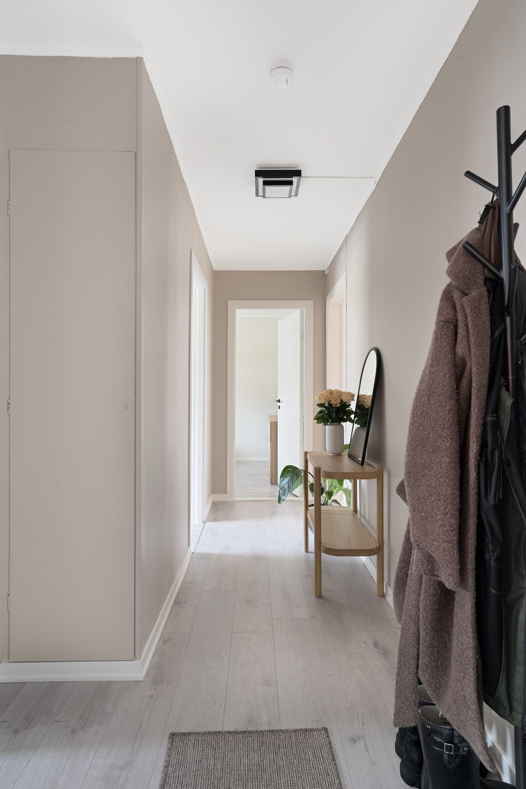 Velkommen inn. Plass til ekstra oppbevaring i gangen i plassbygd garderobeskap. Galleribilde