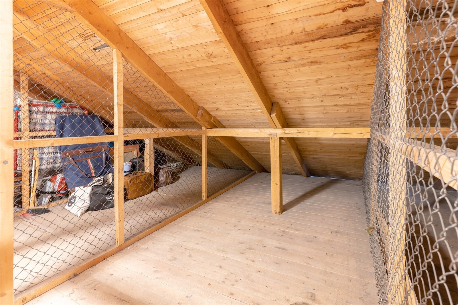 Leiligheten har rikelig med lagringsplass i boder. Denne boden er på loftet, mens det finnes ytterligere to boder tilknyttet leiligheten i kjelleren. Galleribilde