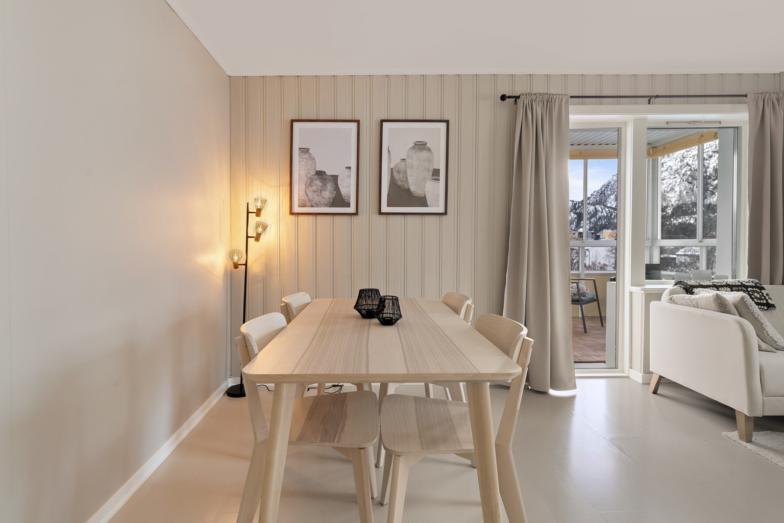 Fra stue er det utgang til innglasset balkong. Galleribilde