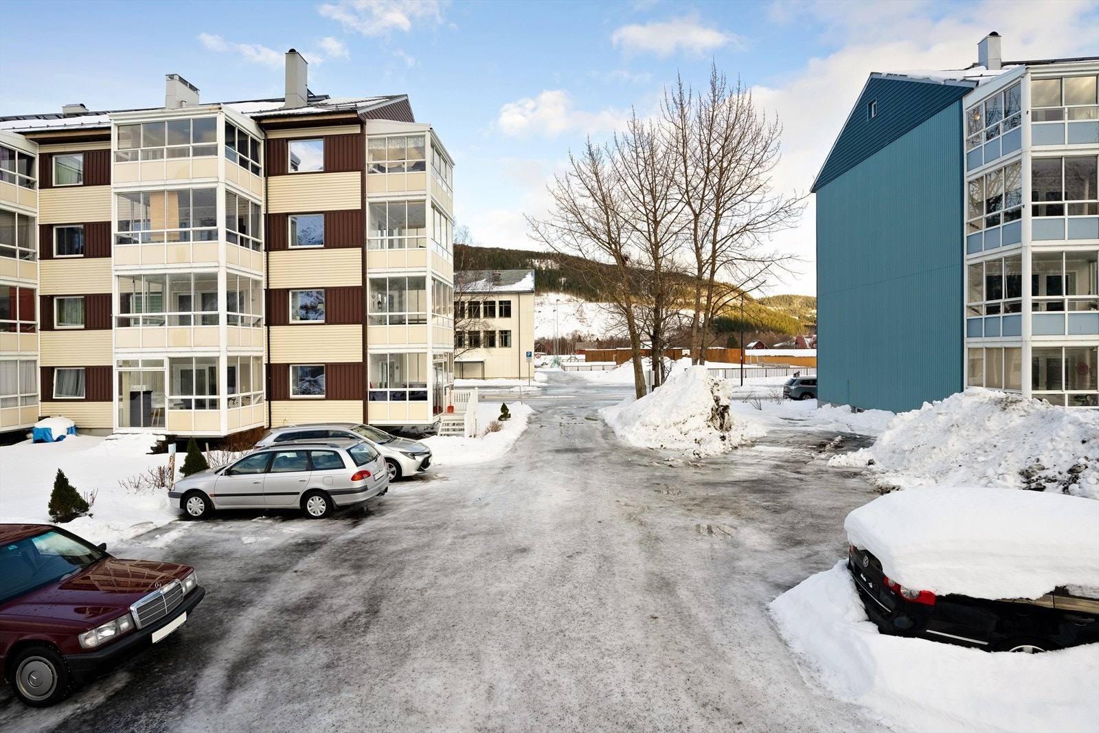 Borettslaget har felles parkeringsplass med naboblokka som de deler på. Velkommen tilbake på visning - Husk påmelding! Galleribilde