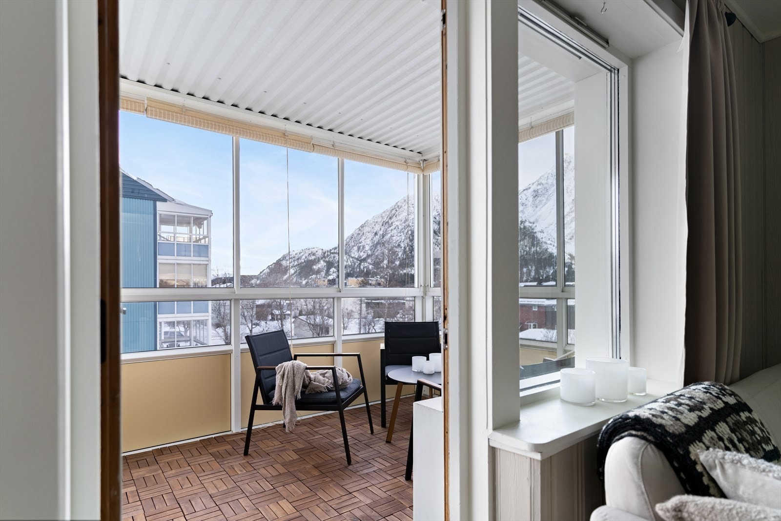 Balkongen er sør/vest-vendt og byr på fine sol- og utsiktsforhold over byen. Galleribilde