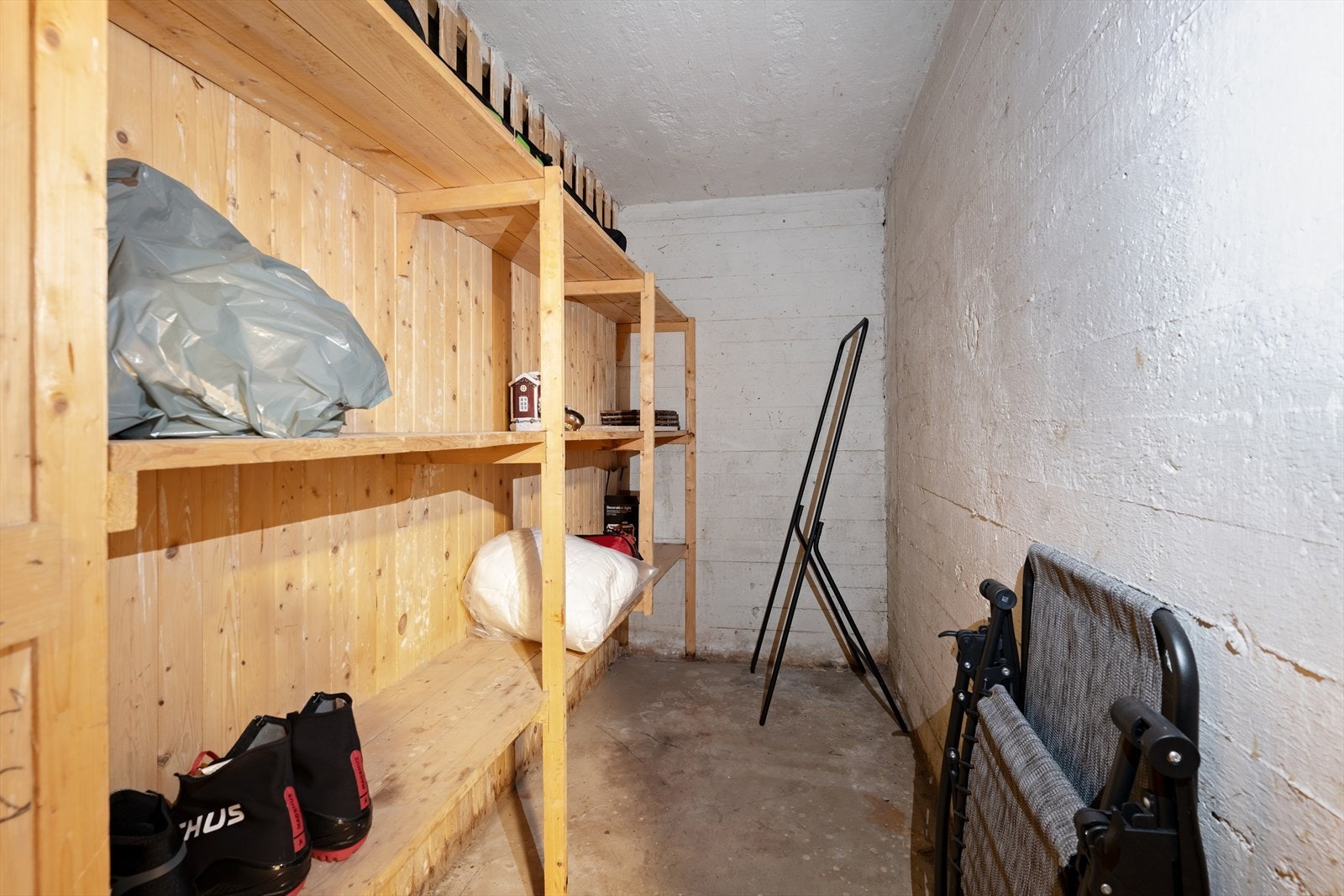 Plassbygde hyller i boden medfølger i handelen. Galleribilde